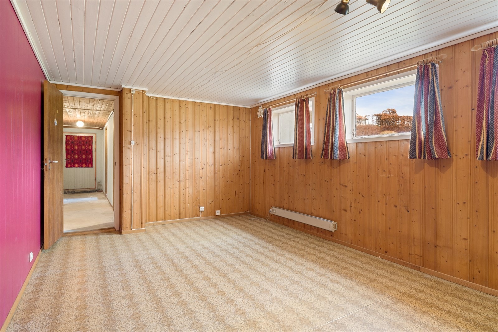 Kjellerstue med panel på vegger og i tak. Galleribilde