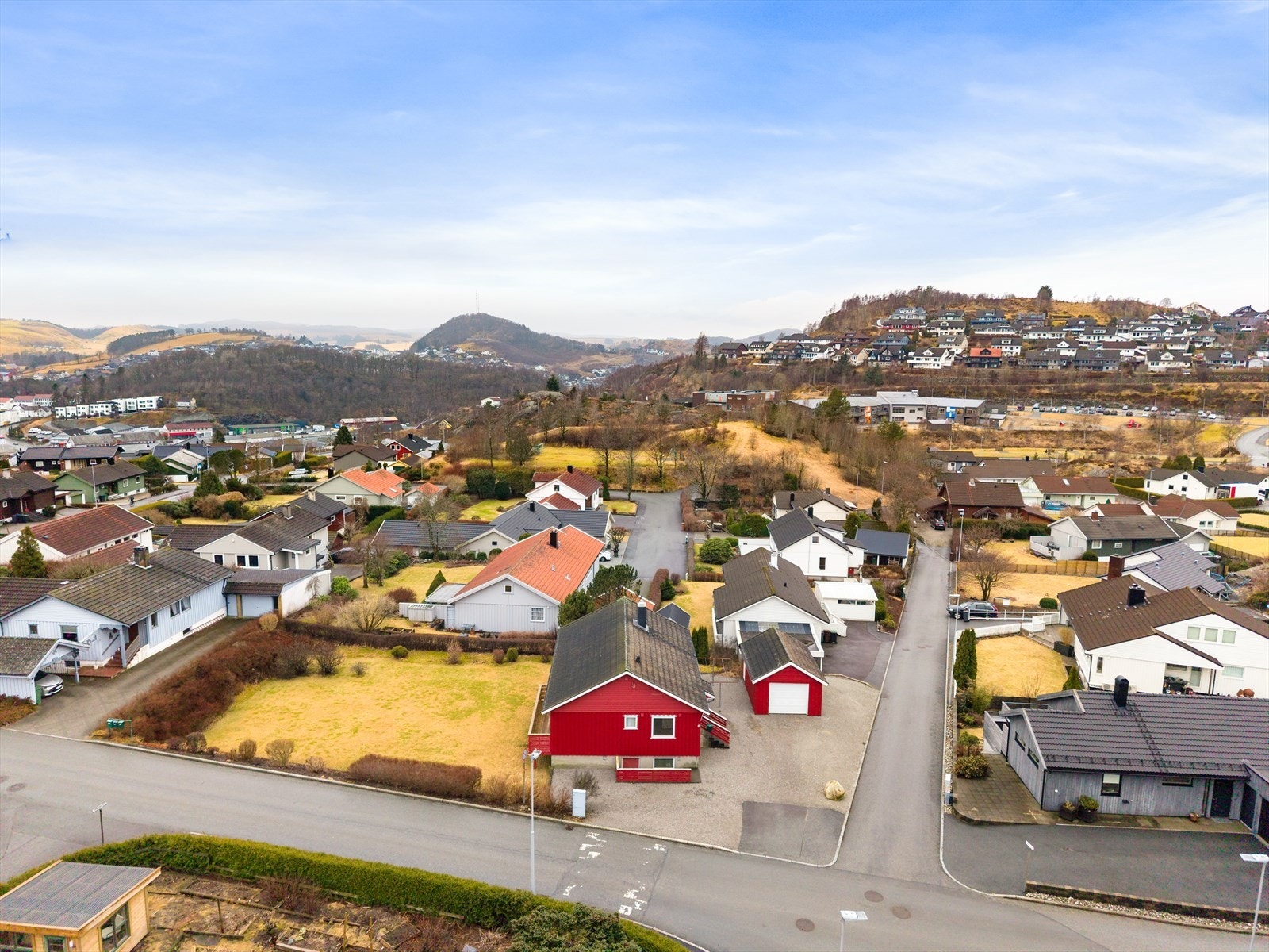 Fra boligen er det gangavstand til Solås skole og sentralidrettsanlegget. Galleribilde