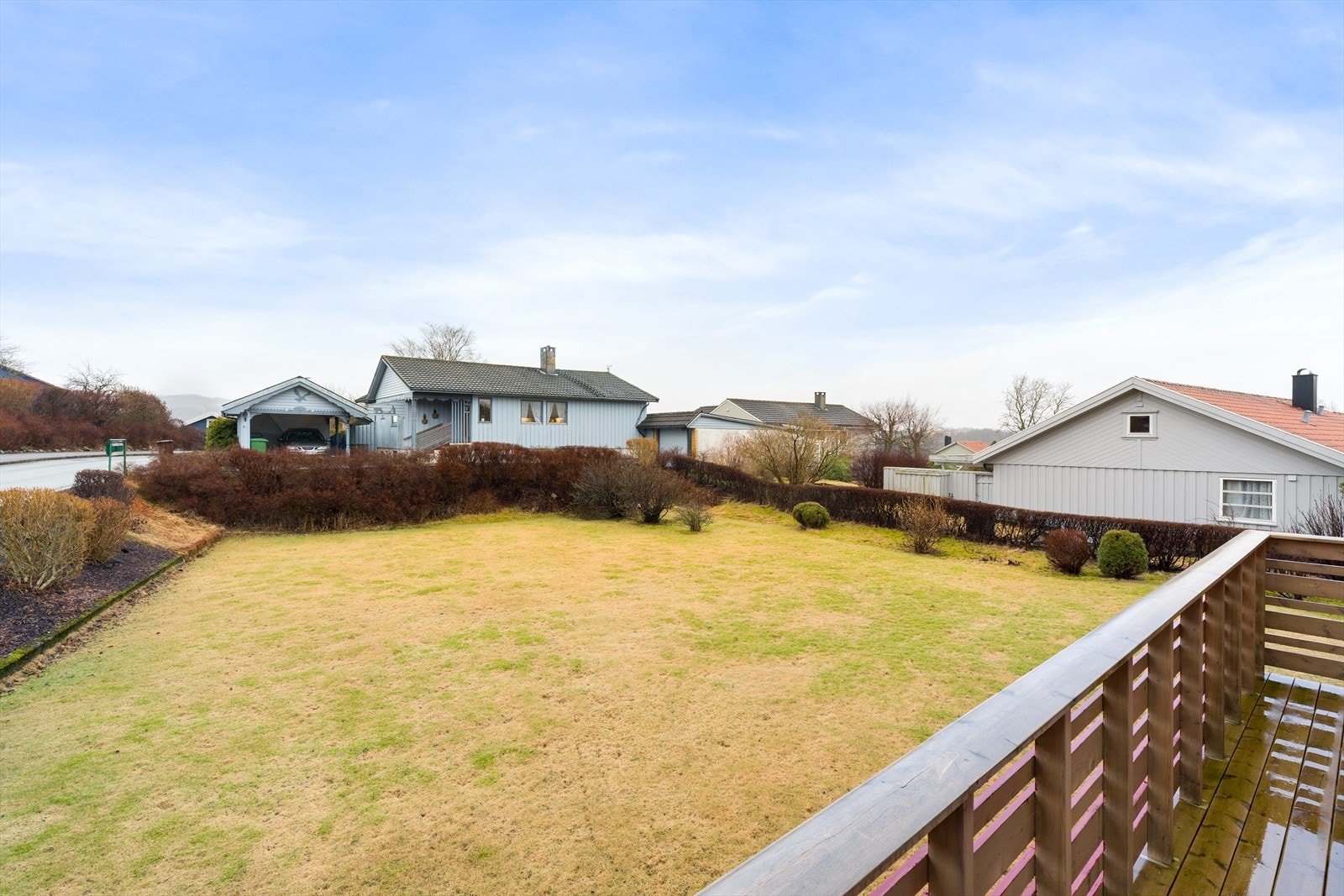 Stor og flat solrik tomt. Galleribilde