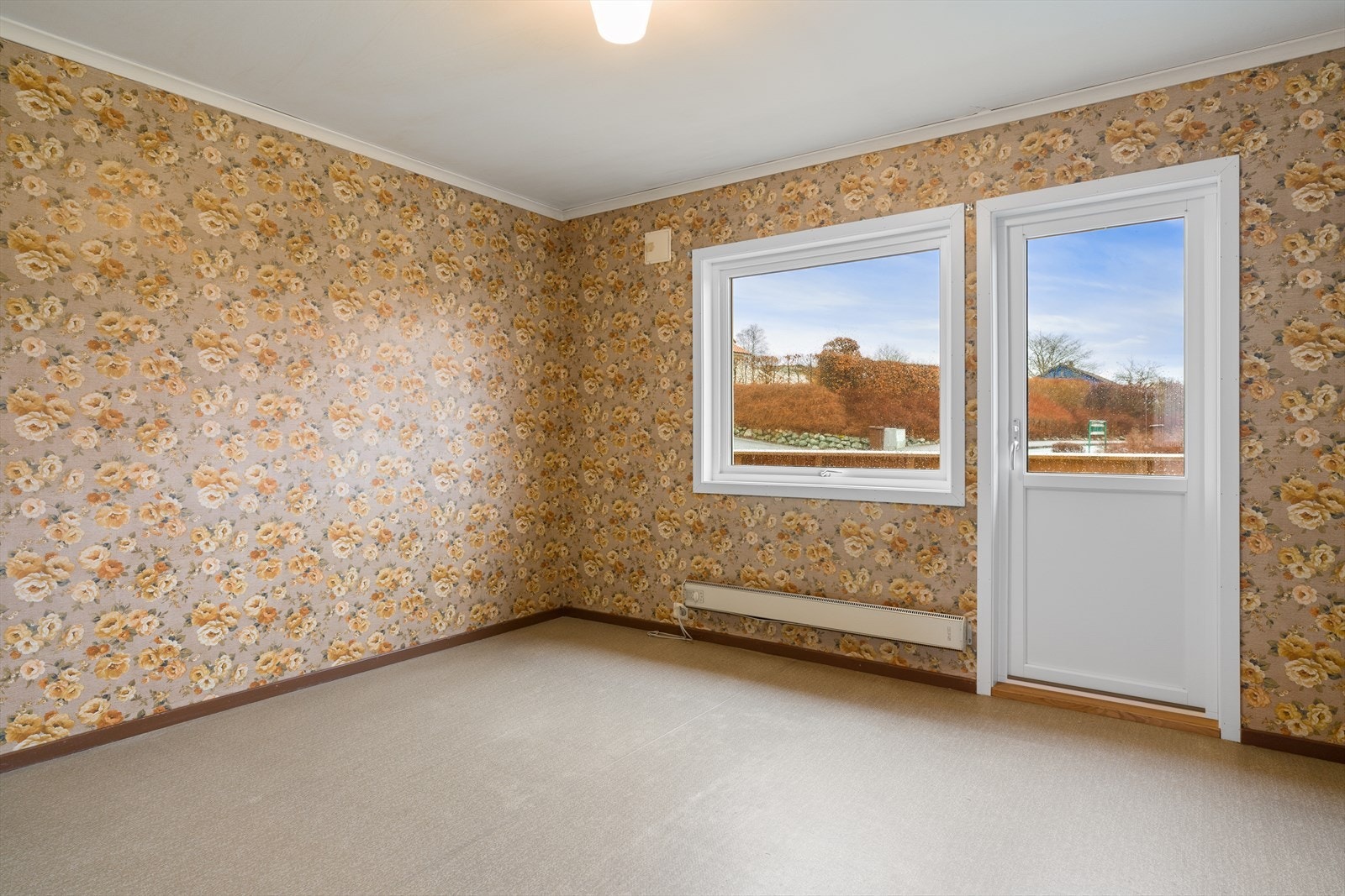 Hovedsoverom med utgang til altan. Altan og rekkverk skiftet i 2024. Galleribilde