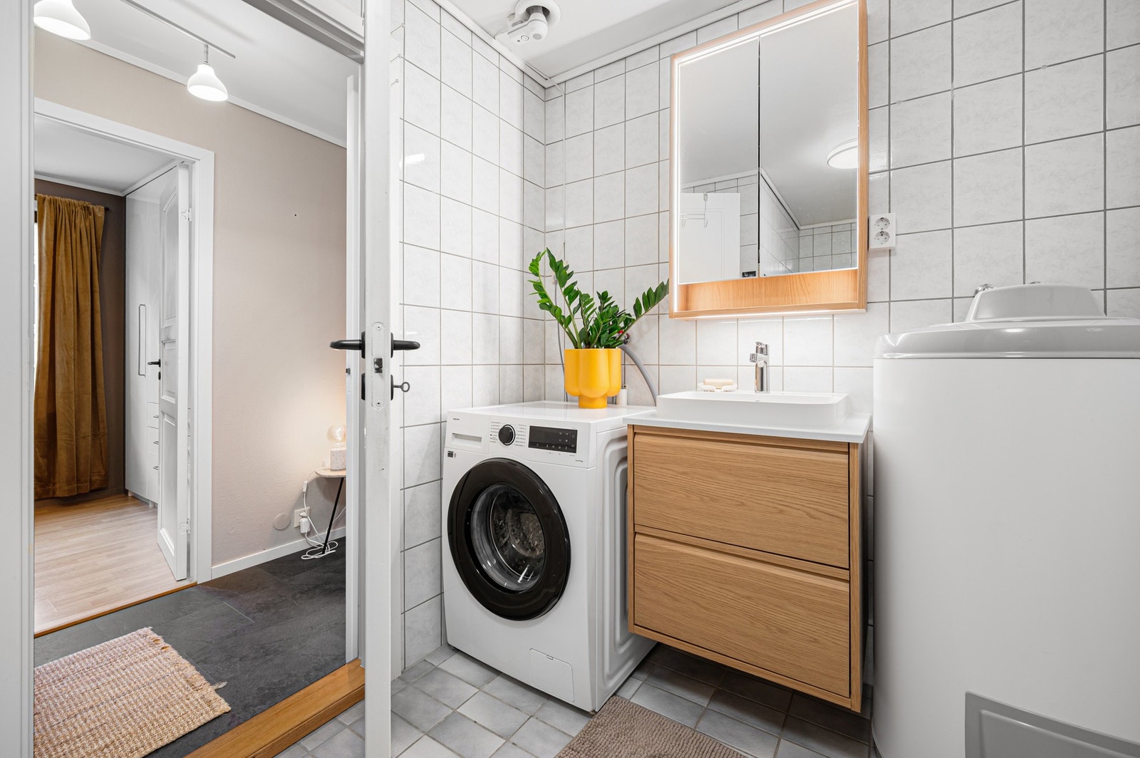 Lyst baderom med opplegg for vaskemaskin. Varmtvannsbereder ble byttet i 2012. Galleribilde