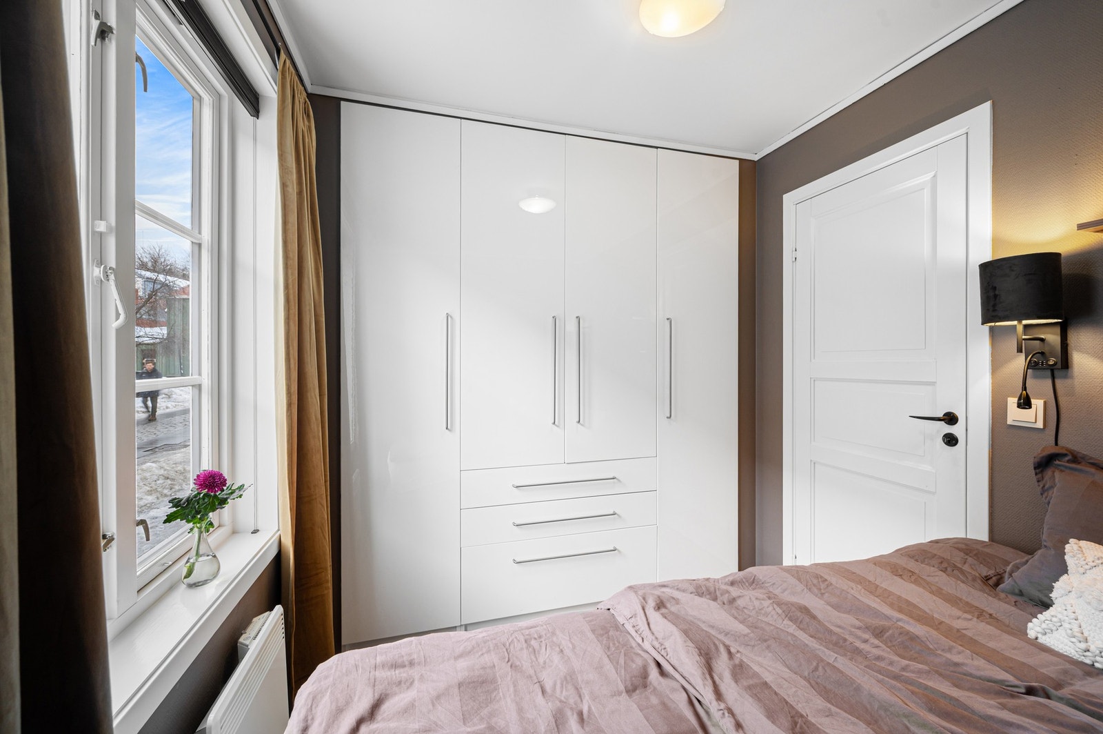 Stor garderobeløsning medfølger handelen. Galleribilde