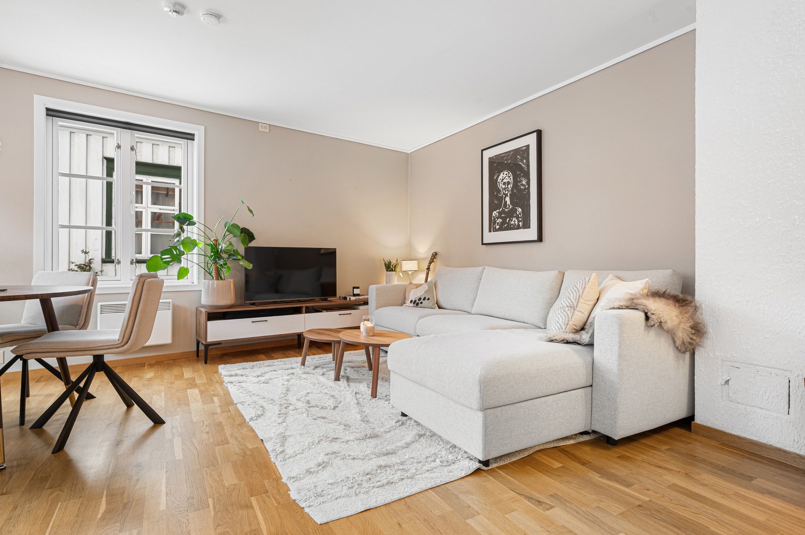 Her får du en flott hjørneleilighet med fine oppholdsrom og parkering. Galleribilde