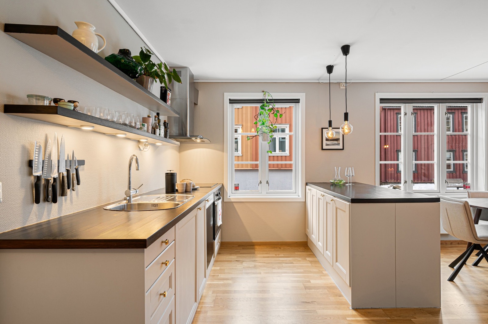 Fronter og benkeplater ble overflatebehandlet og nytt blandebatteri ble montert i 2021 Galleribilde