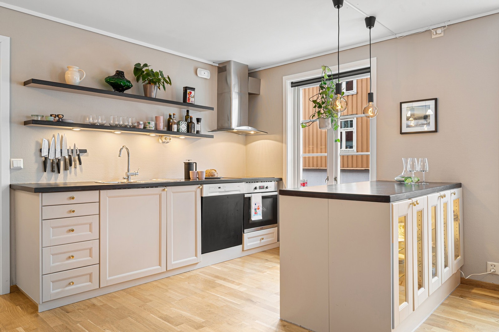 Stort kjøkken som ble oppusset med ny innredning, ventilator, platetopp og stekeovn i 2013. Galleribilde