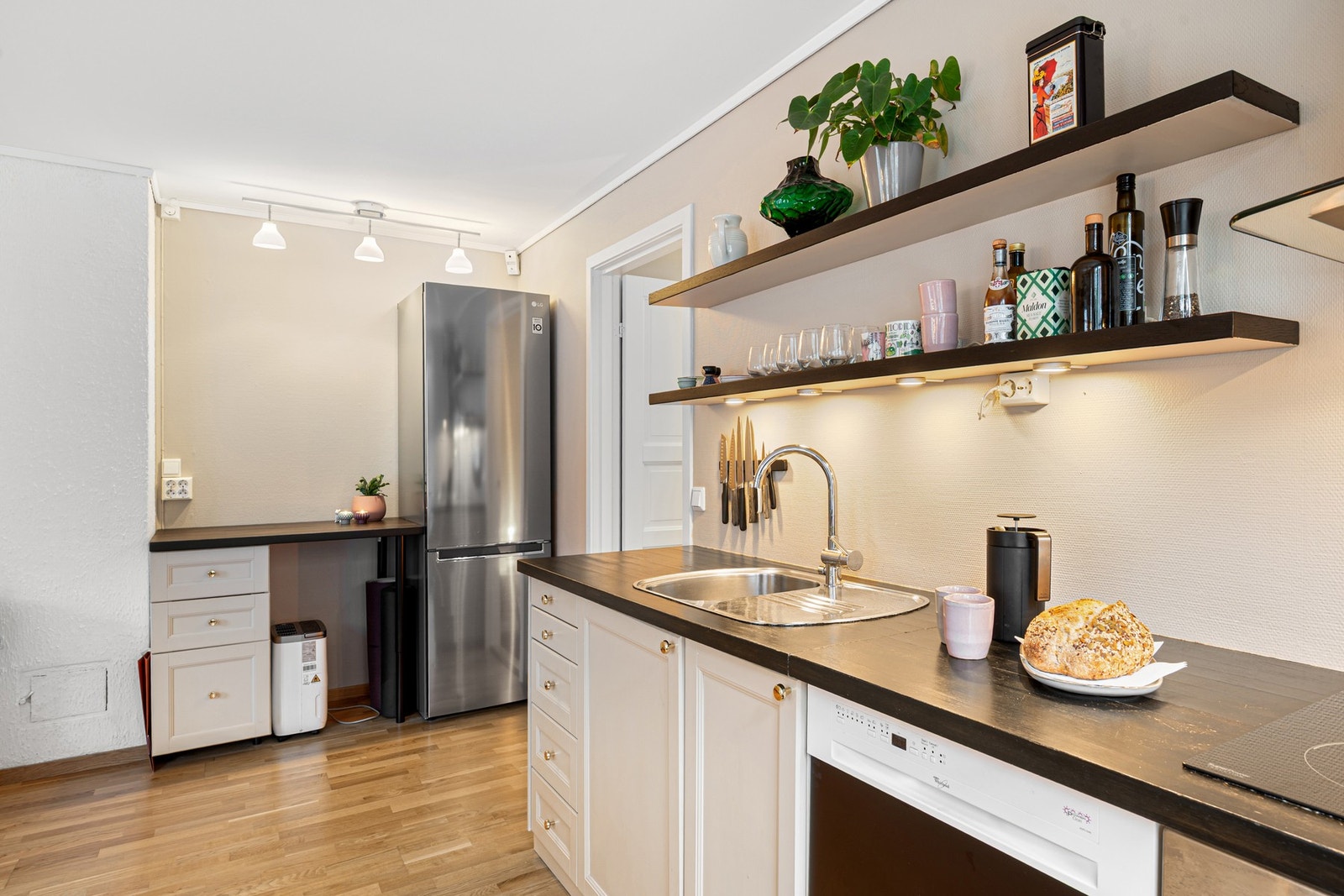 Kjøkkenet har god skap- og benkeplass, noe som er ypperlig ved matlaging og oppbevaring. Galleribilde