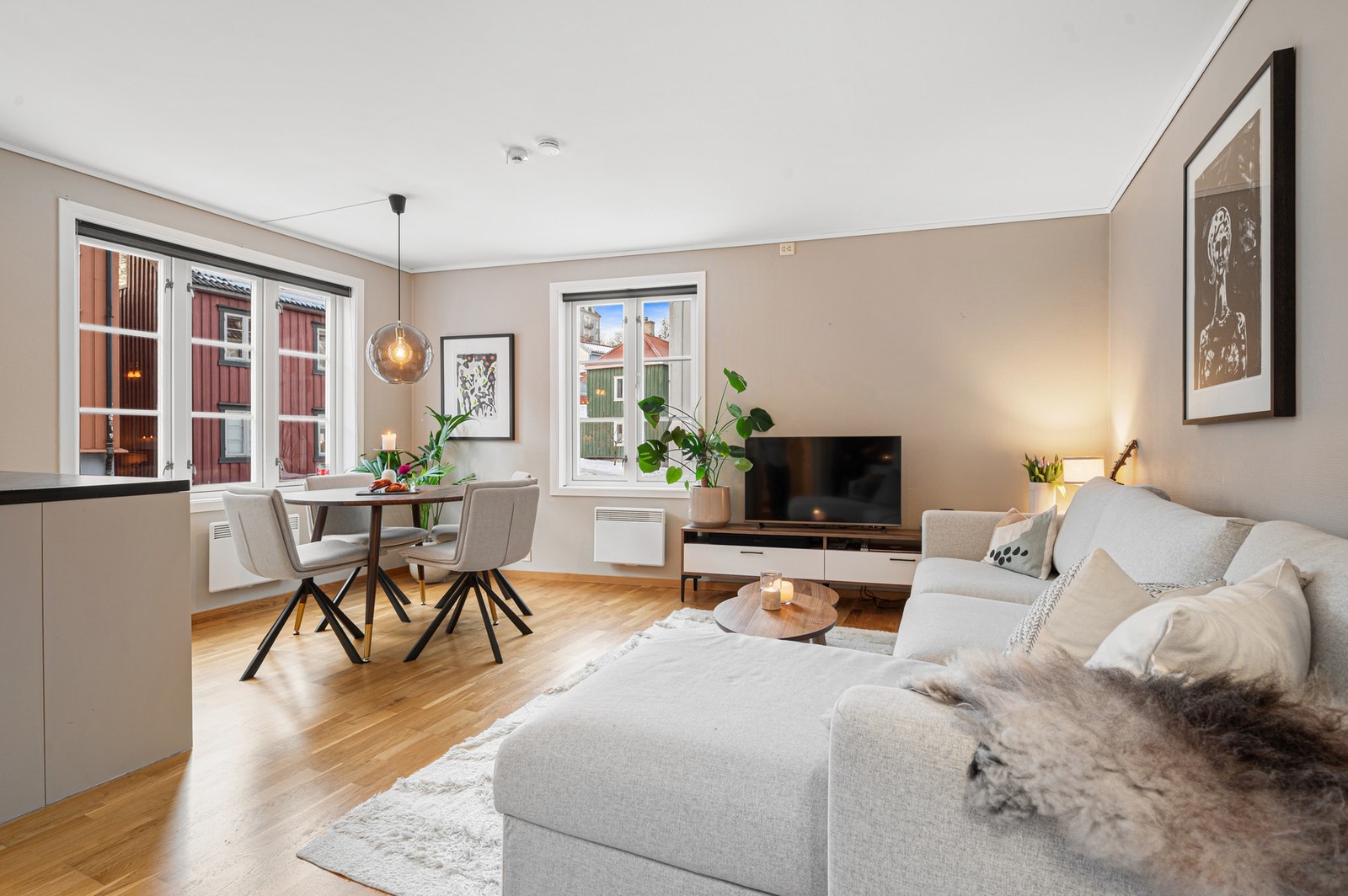 Pen stue med store vindusflater og måltilpassede plisségardiner samt nytt parkettgulv fra 2017. Galleribilde