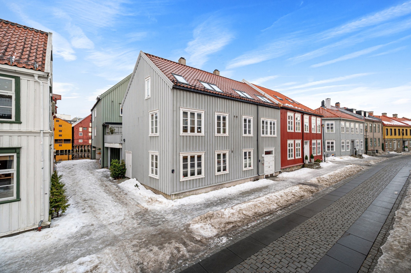 Nygata 12 har en svært fin beliggenhet på Bakklandet med koselige gågater, restauranter og cafeer. Galleribilde