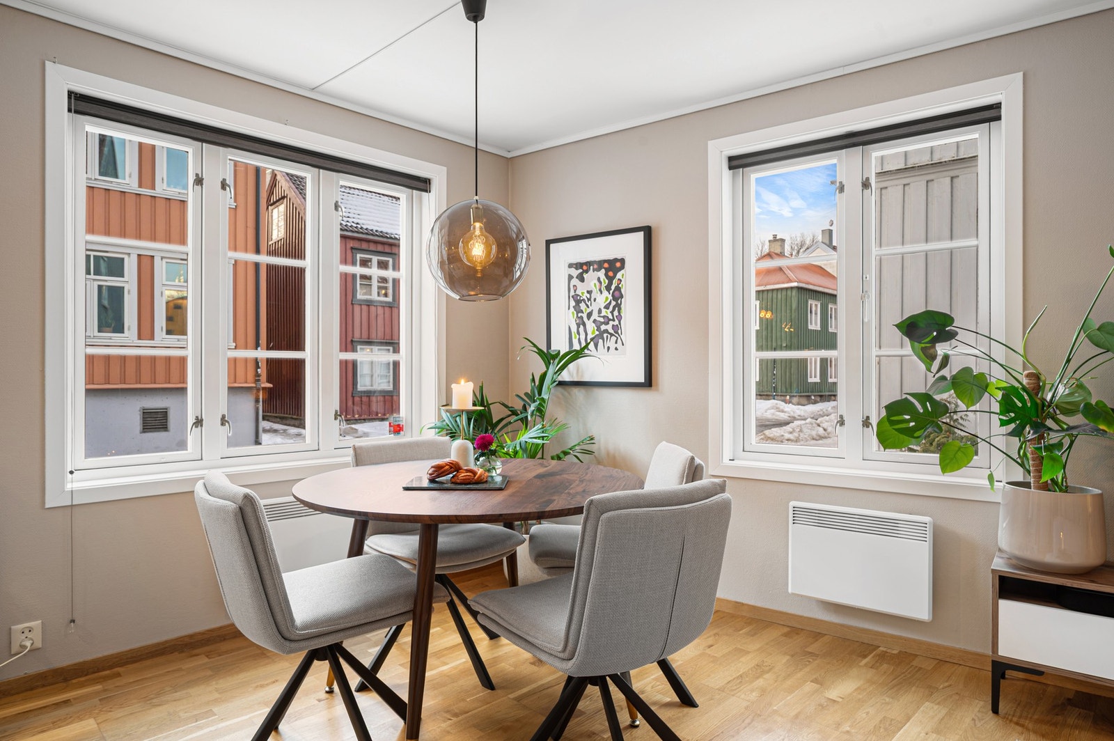 Ypperlig hjørnebeliggenhet som gir leiligheten et godt og naturlig lys. Galleribilde