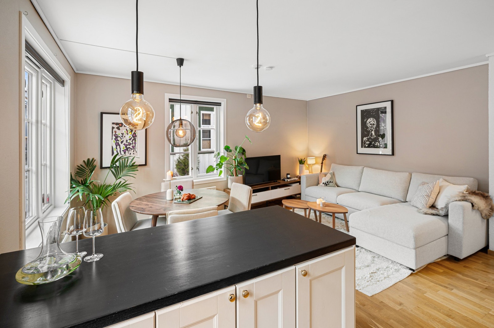 Praktisk kjøkkenøy for oppbevaring og matlaging, og som skaper et naturlig skille mellom kjøkken og stue. Galleribilde