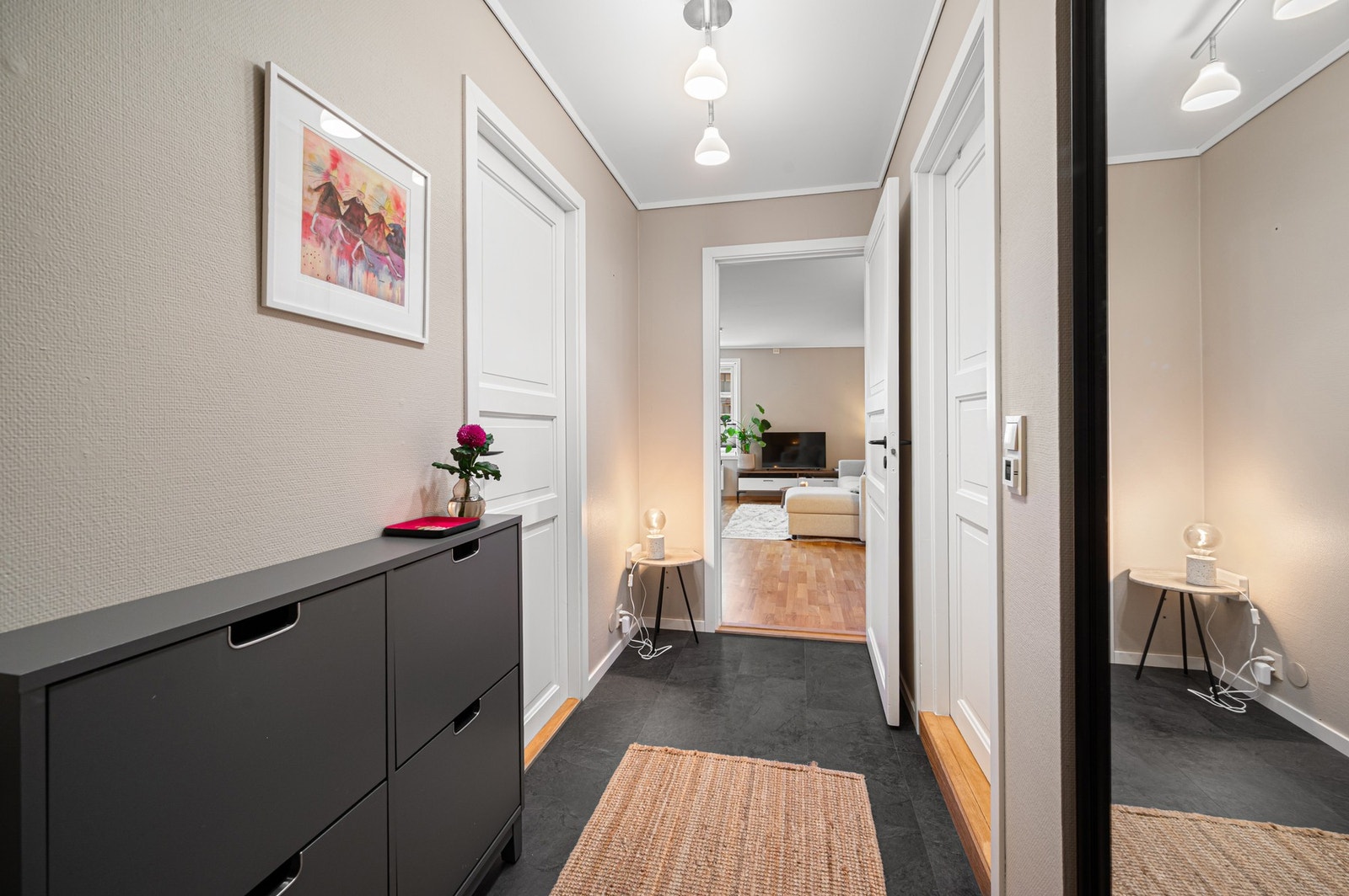 Innbydende gang med gode oppbevaringsmuligheter. Galleribilde