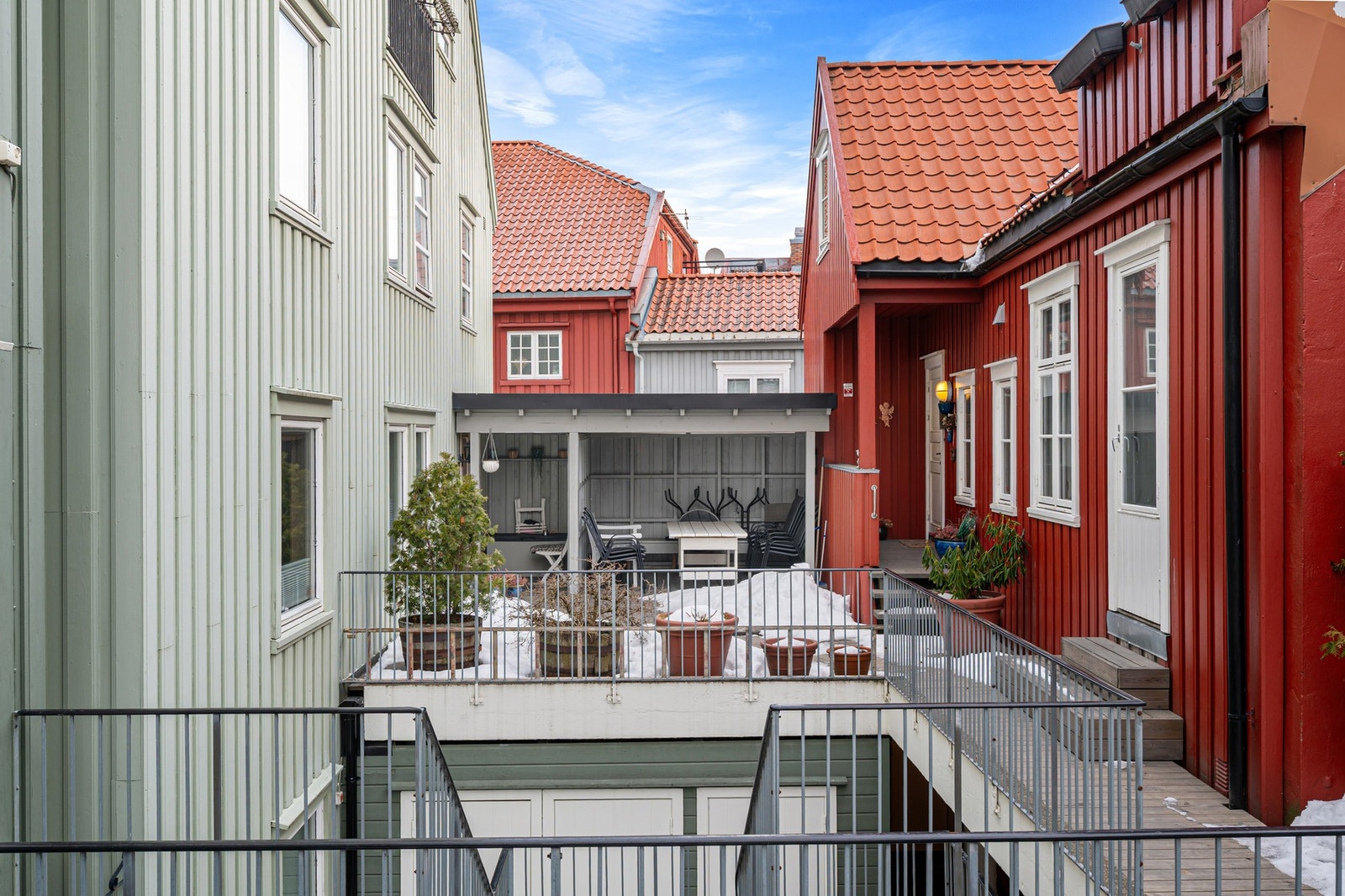 Bygget er fra 1993, og har en fin og koselig bakgård for beboerne. Galleribilde