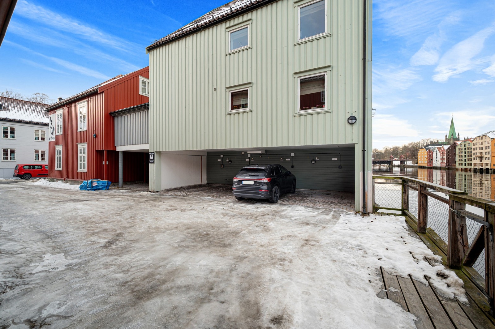 Leiligheten disponerer egen paarkeringsplass. Galleribilde