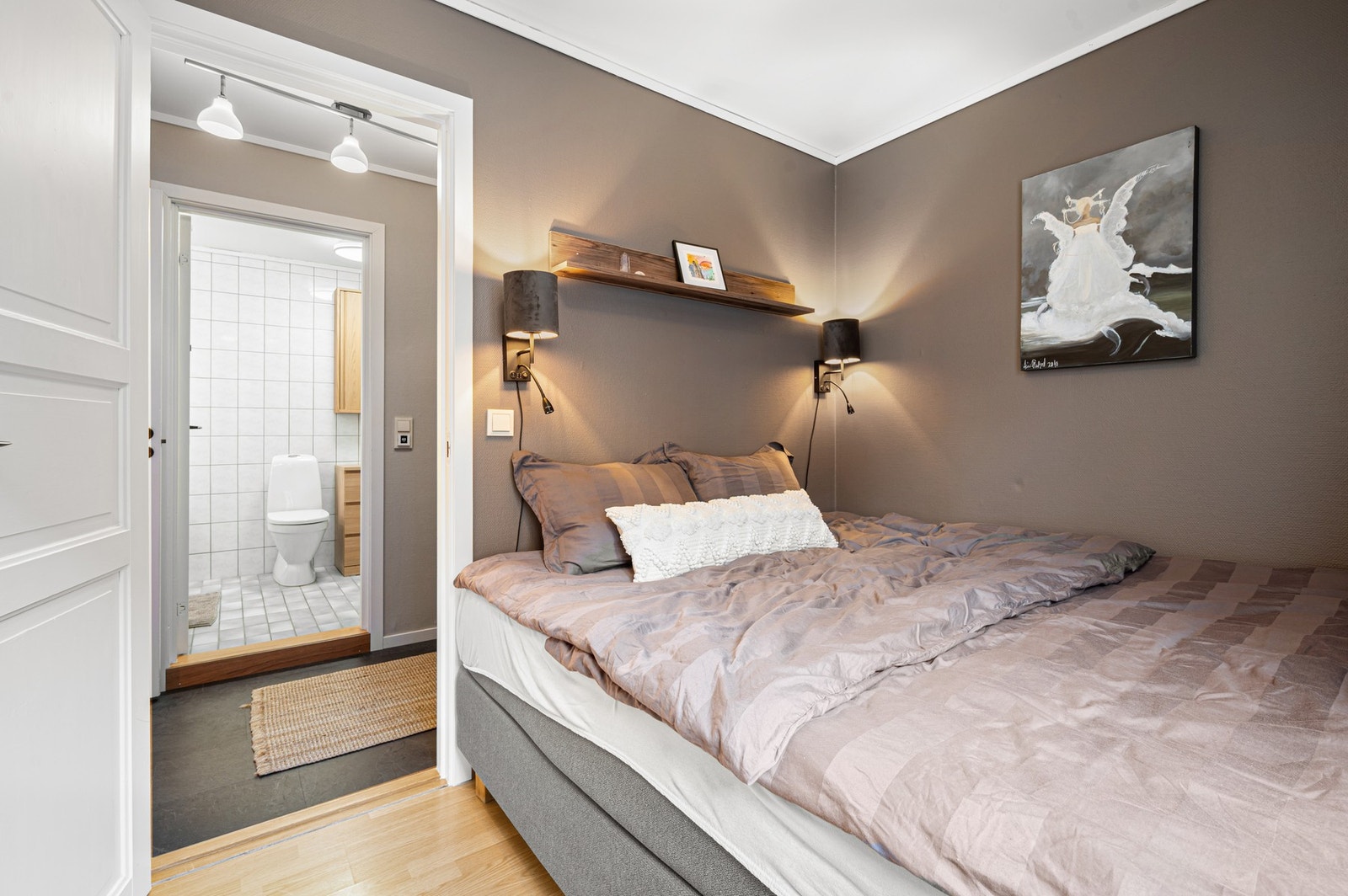 God plass til seng og garderobeløsning. Galleribilde