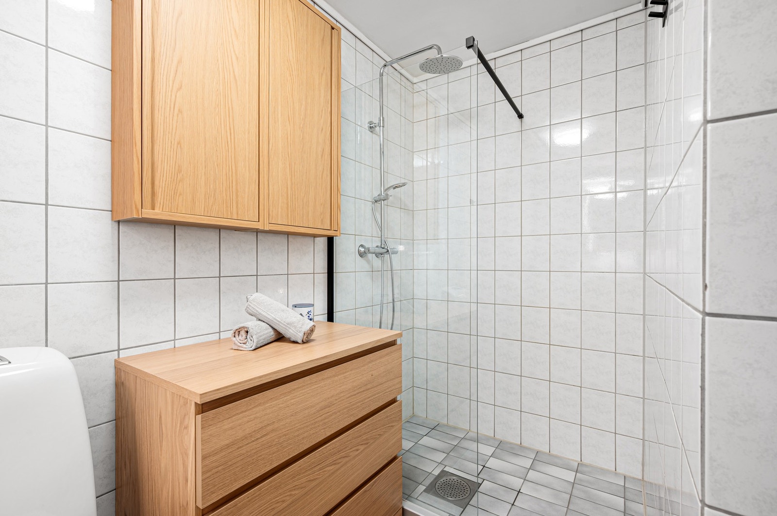 Servantinnredning, dusjbatteri, servantbatteri og dusjgarnityr ble byttet i 2026, dujsvegg er fra 2021 og WC ble skiftet i 2024. Galleribilde