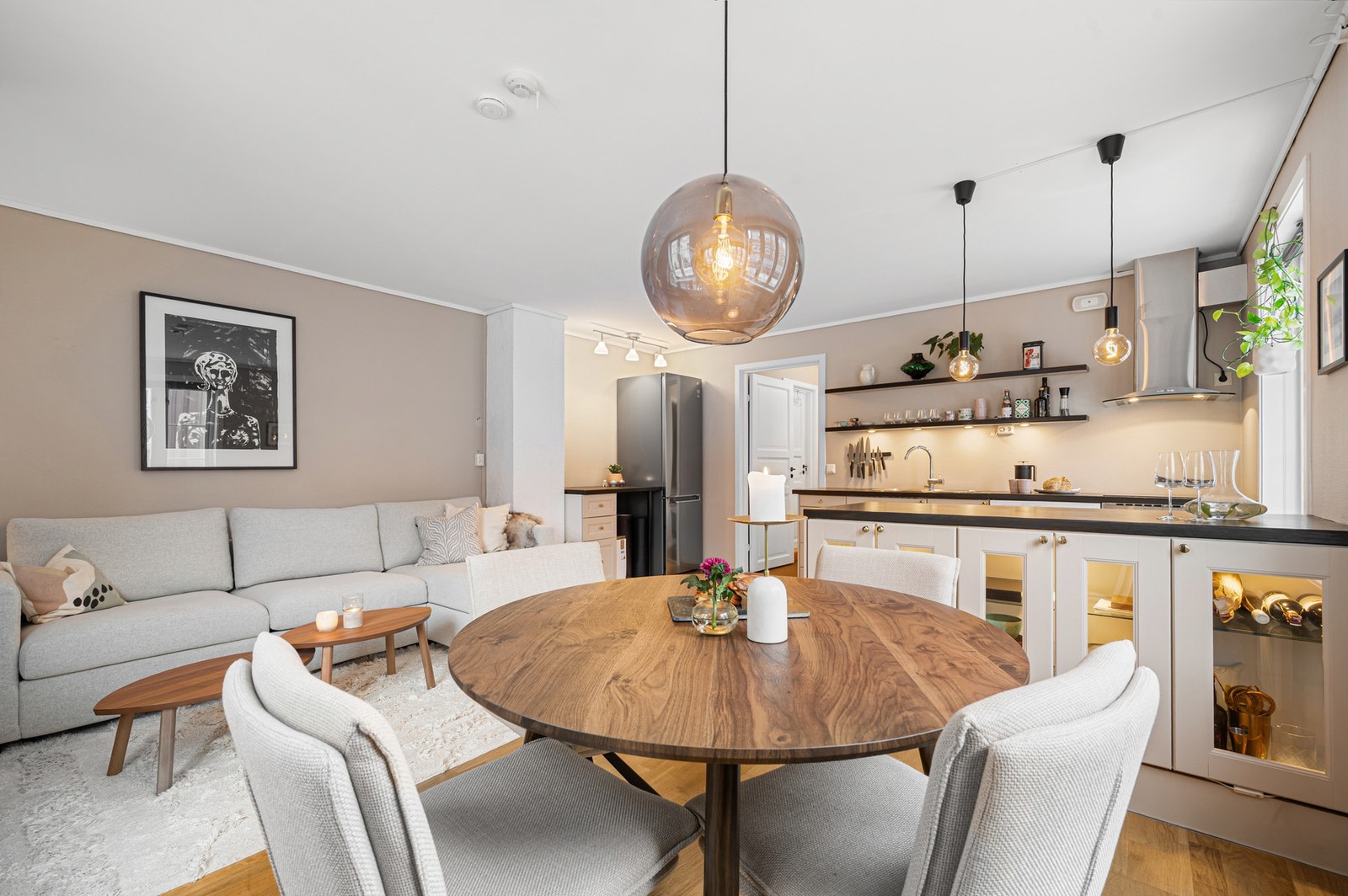 God plass til både sofagruppe og spisebord på stuen. Galleribilde