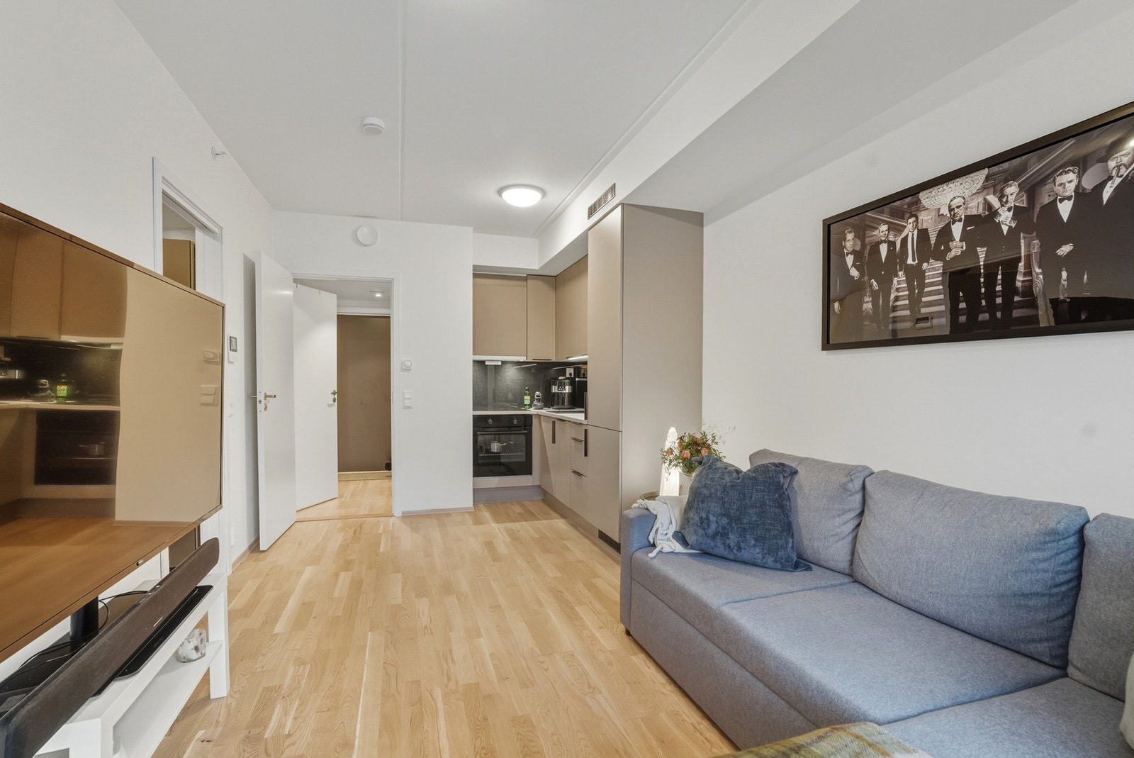 Og vannbåren varme i gang og stue/kjøkken sørger for en behagelig varme hele året Galleribilde