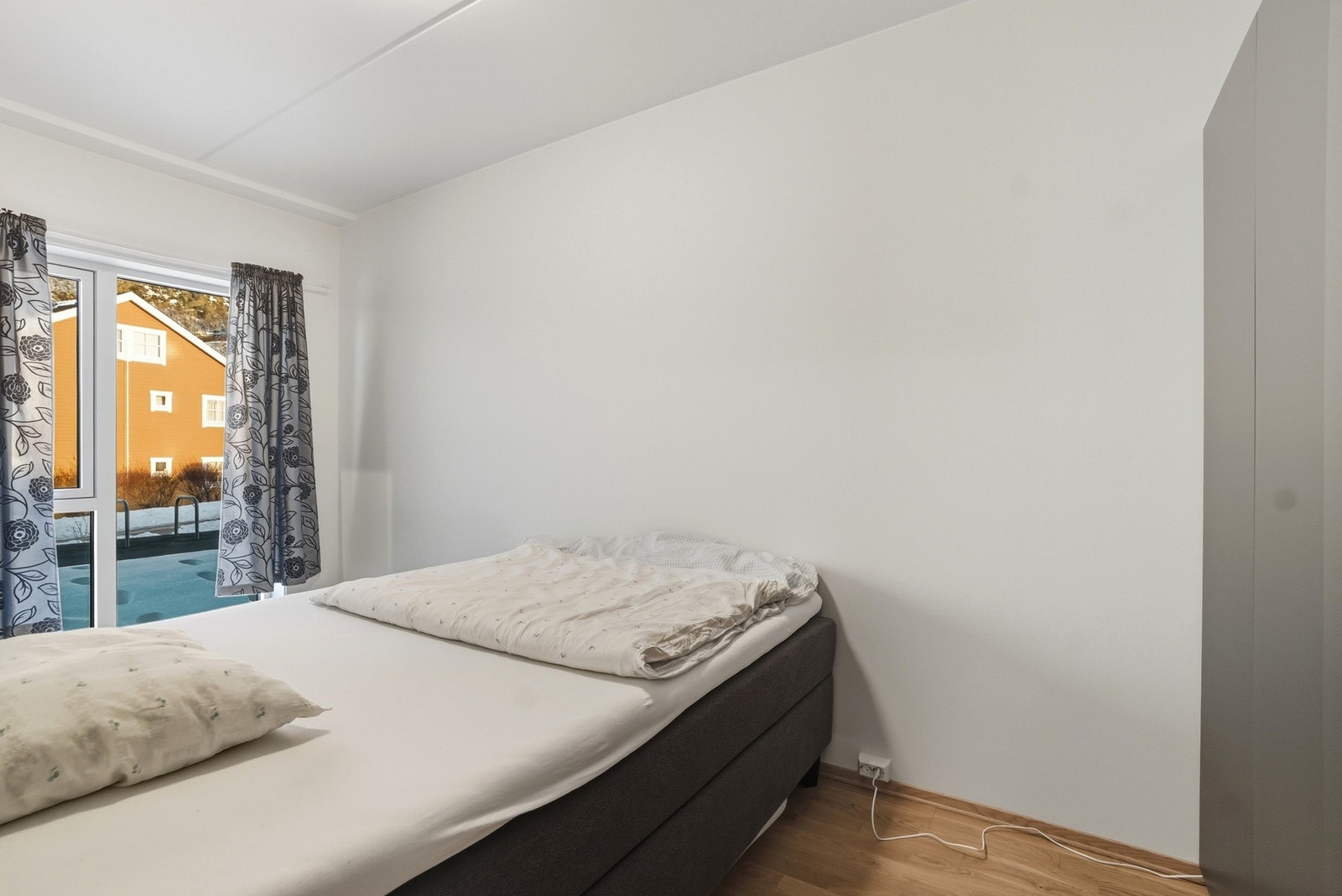 Soverommet er av fin størrelse med plass til seng med tilhørende nattbord Galleribilde