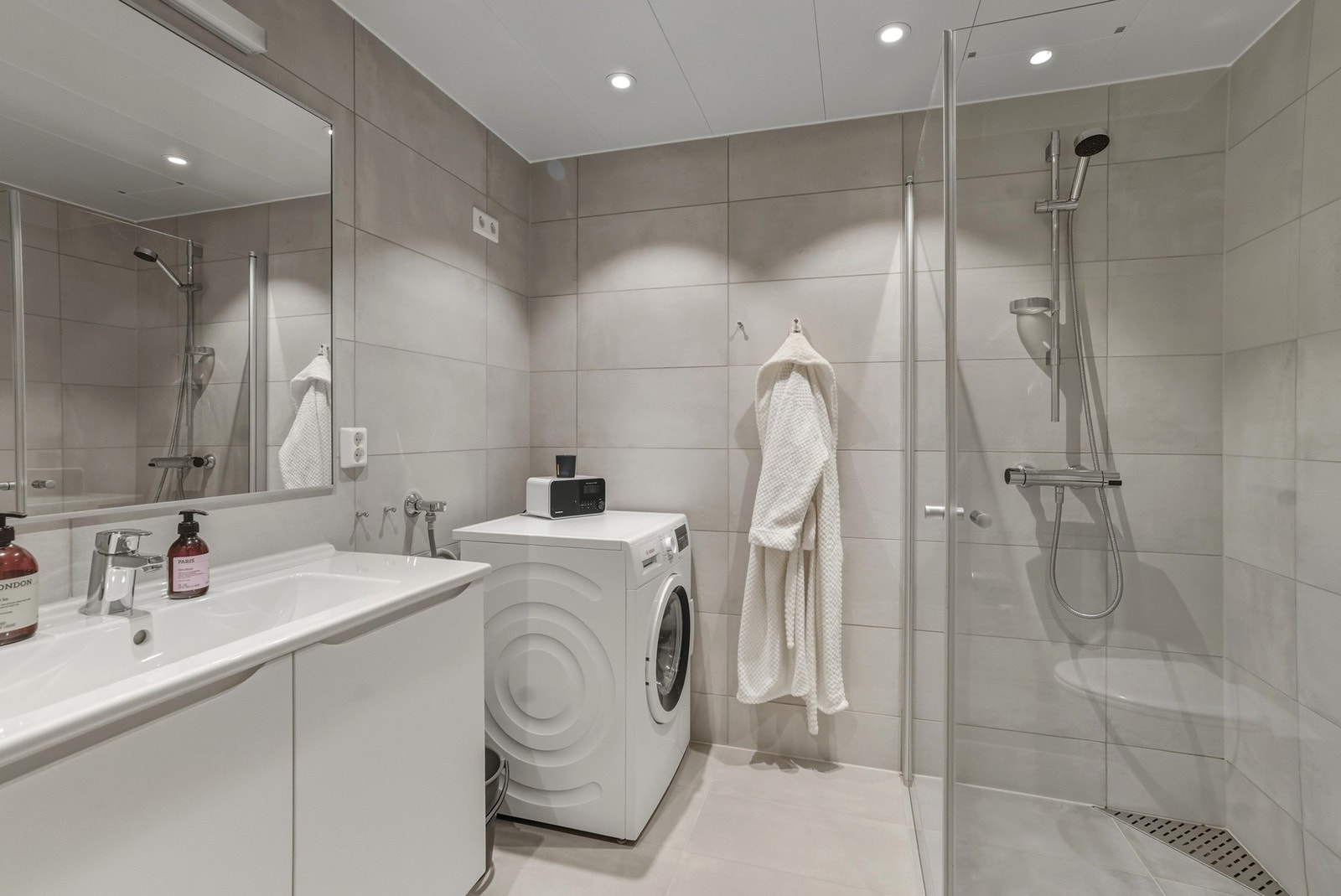 Badet er et delikat og moderne med helfliset design Galleribilde