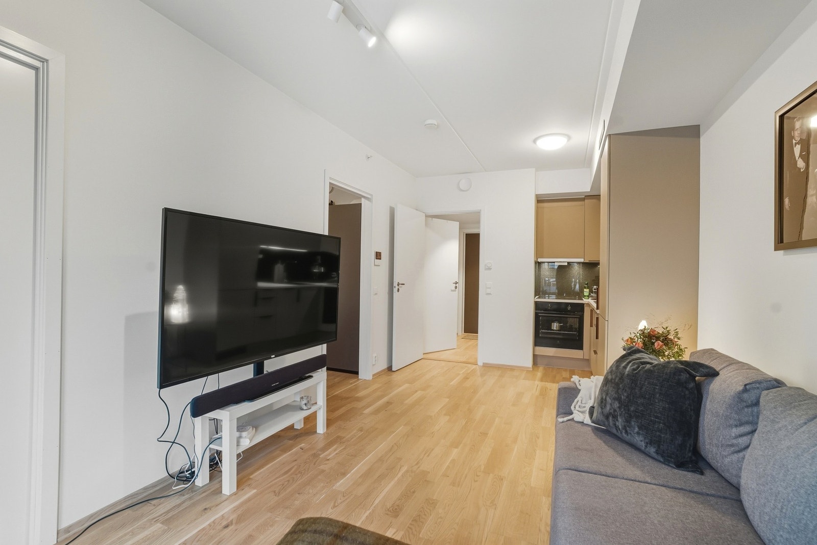 I stuen er det fin plass til en sofa og TV løsning Galleribilde