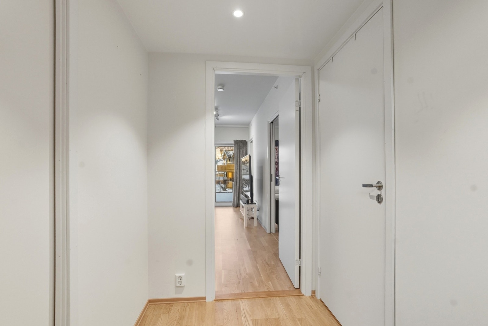 Når vi trer inn i boligen møtes vi av en praktisk entré Galleribilde