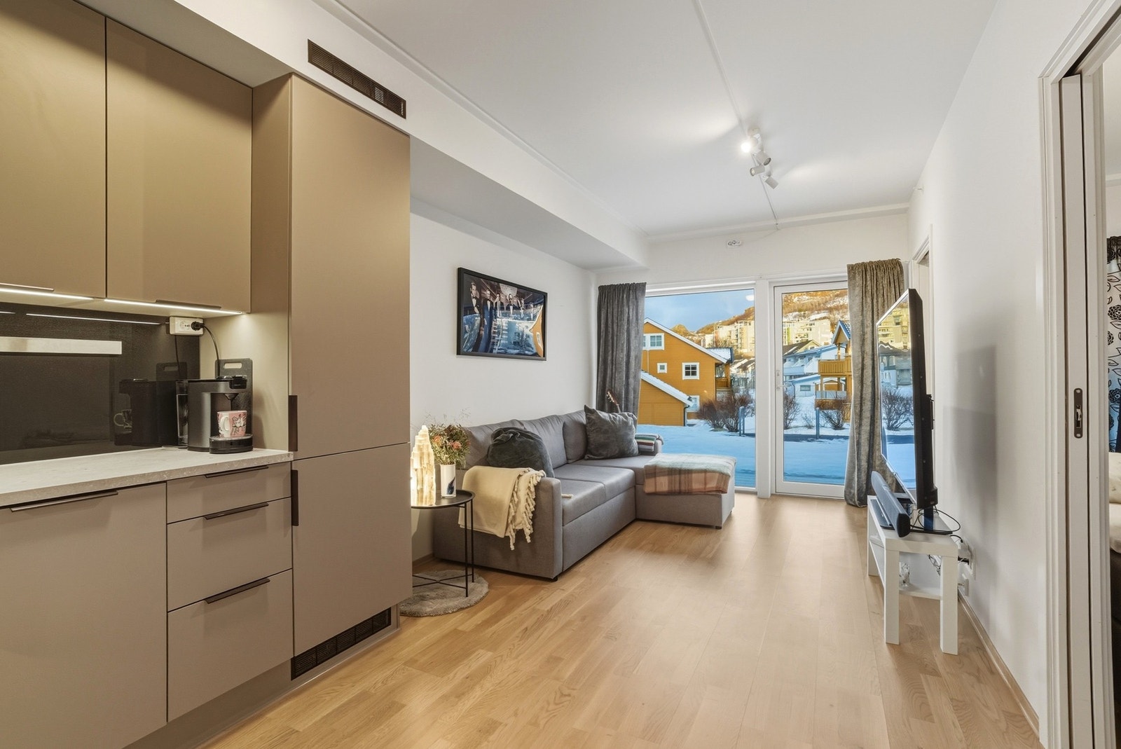 Her kommer vi til hjertet av leiligheten og den åpne løsningen gir en romslig følelse Galleribilde