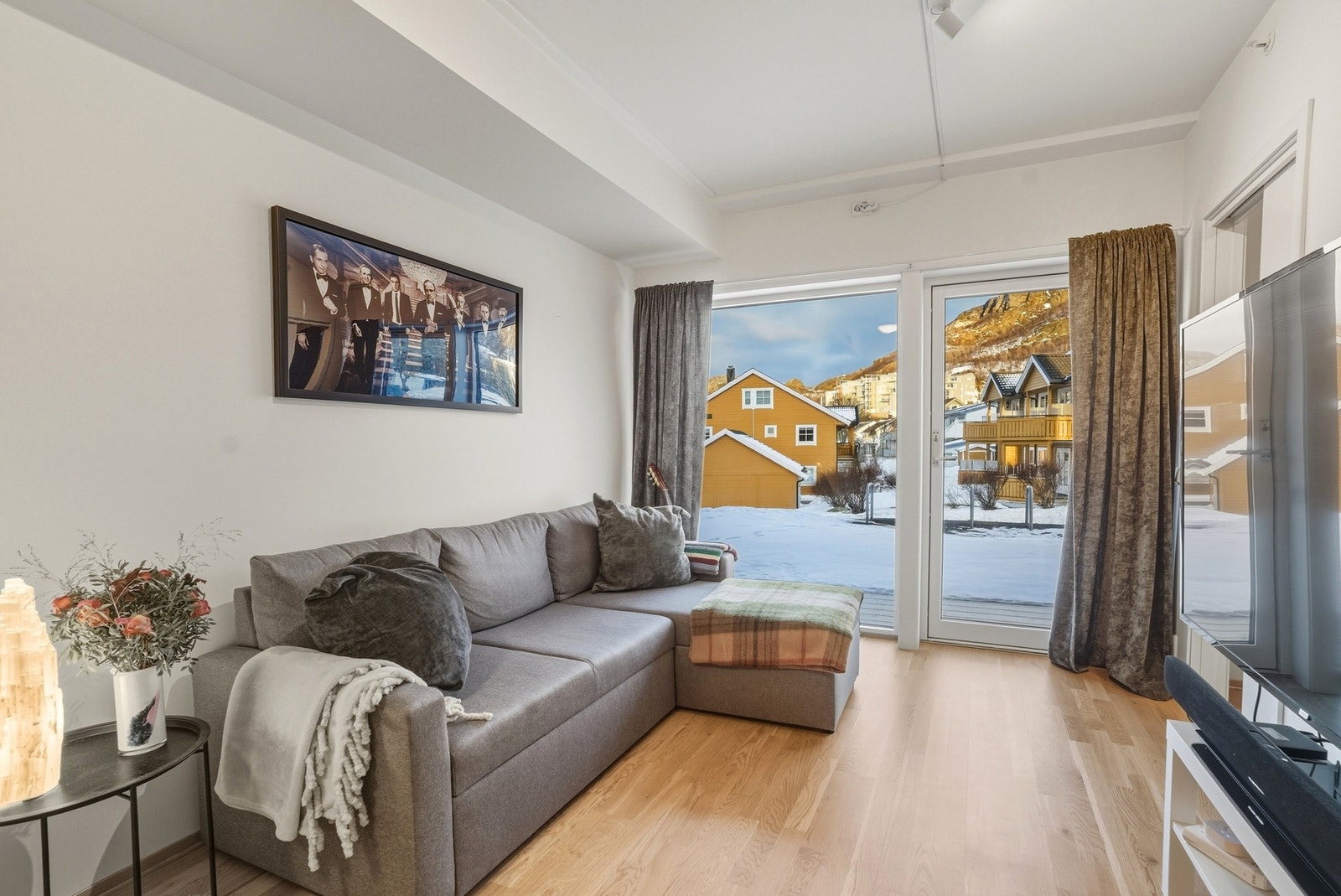 Od de store vindusflatene slipper inn rikelig med naturlig lys Galleribilde