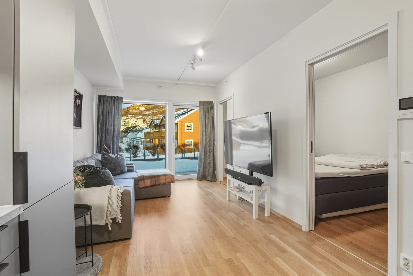 Den moderne leiligheten gjør det enkelt å innrede etter egen stil Galleribilde