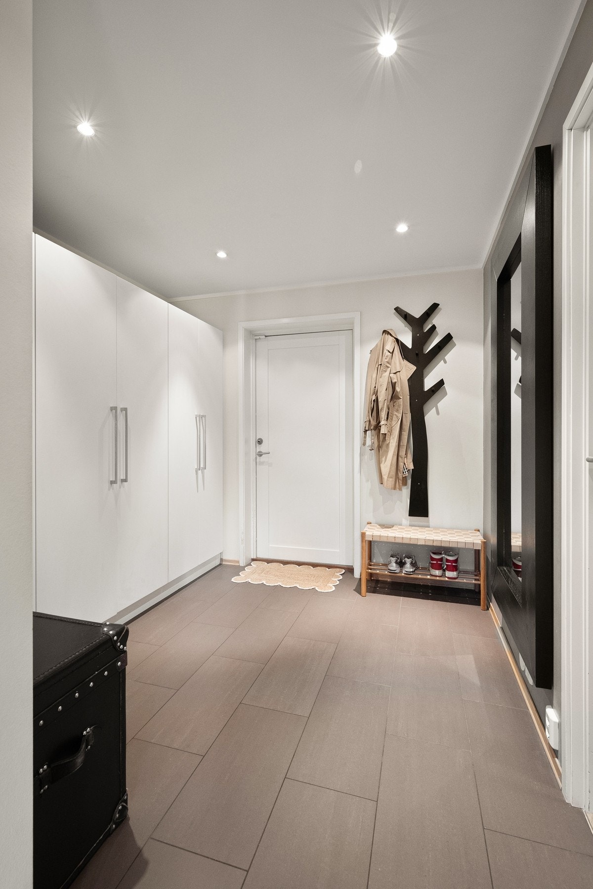 Plass til ytterligere oppbevaring i kommodeløsninger og klesknagger. Galleribilde