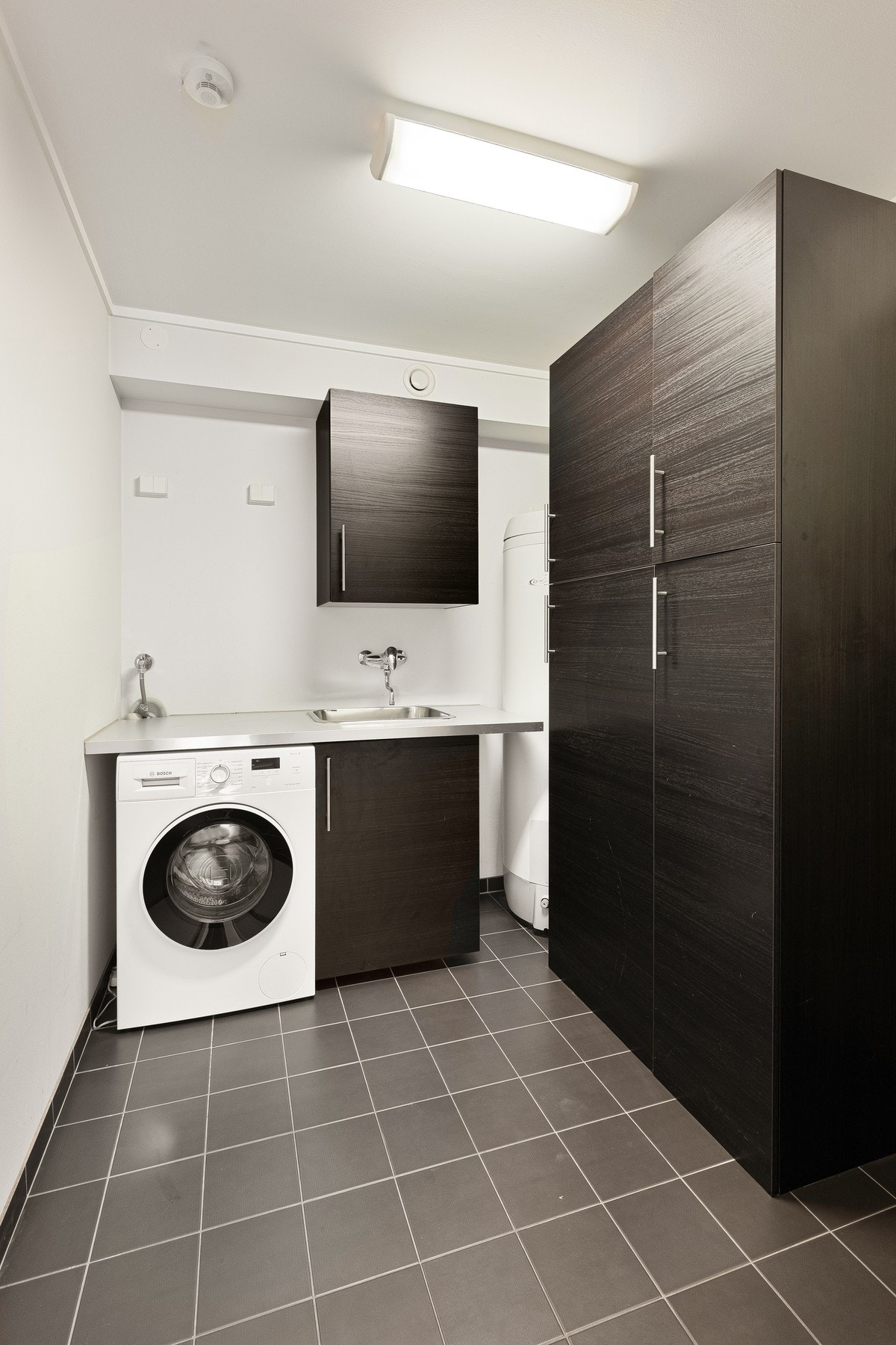 Eget vaskerom i underetasjen. Fra rommet er det døradkomst til bod/teknisk rom. Galleribilde