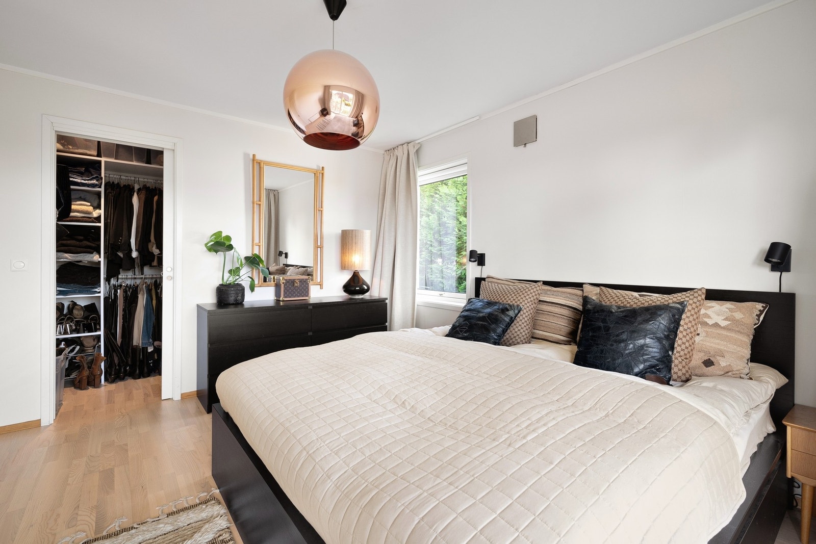 Det naturlige masterommet er på ca. 14 m². med egen "walk in" løsning på ca. 5 m². Galleribilde