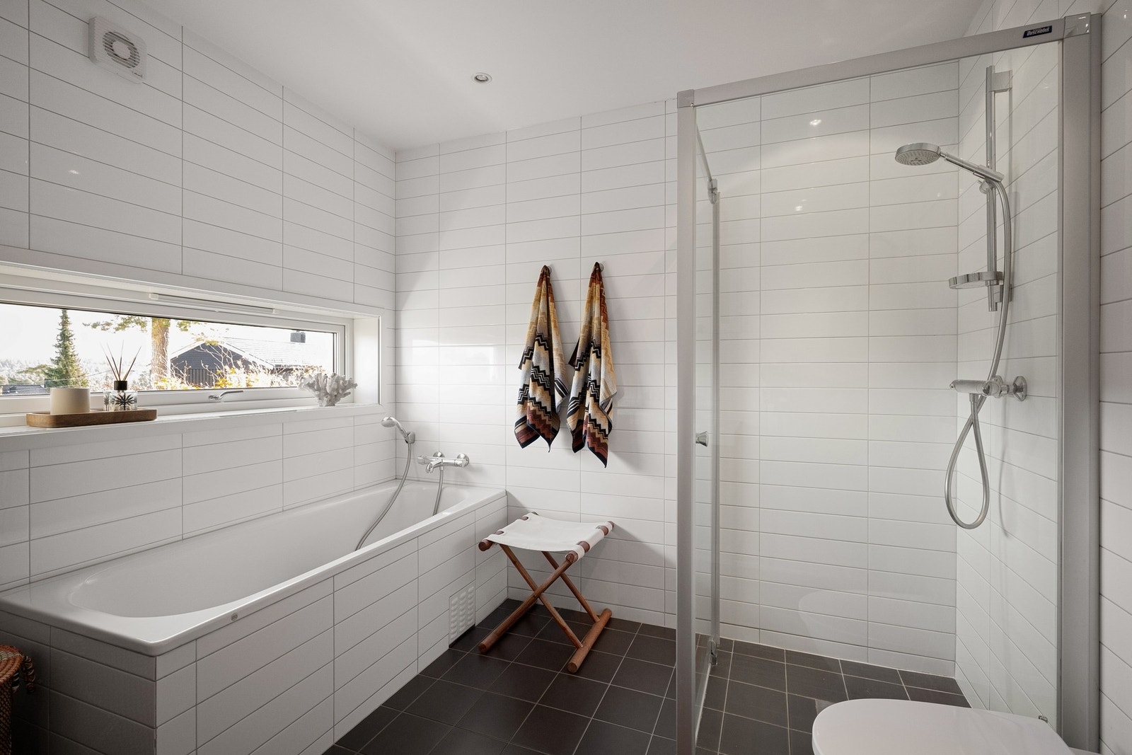 Baderommene (fra byggeår) er med et stilrent fargevalg på fliser og innredning. Galleribilde