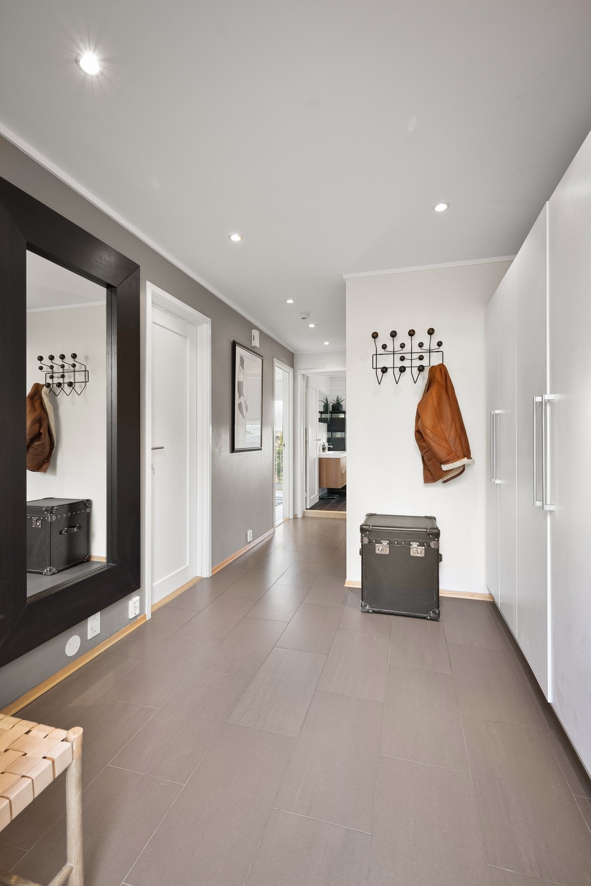 Boligens entré/gang er utstyrt med dobbelt garderobeskap i egen nisje som sikrer god plass til oppbevaring av uteklær. Galleribilde