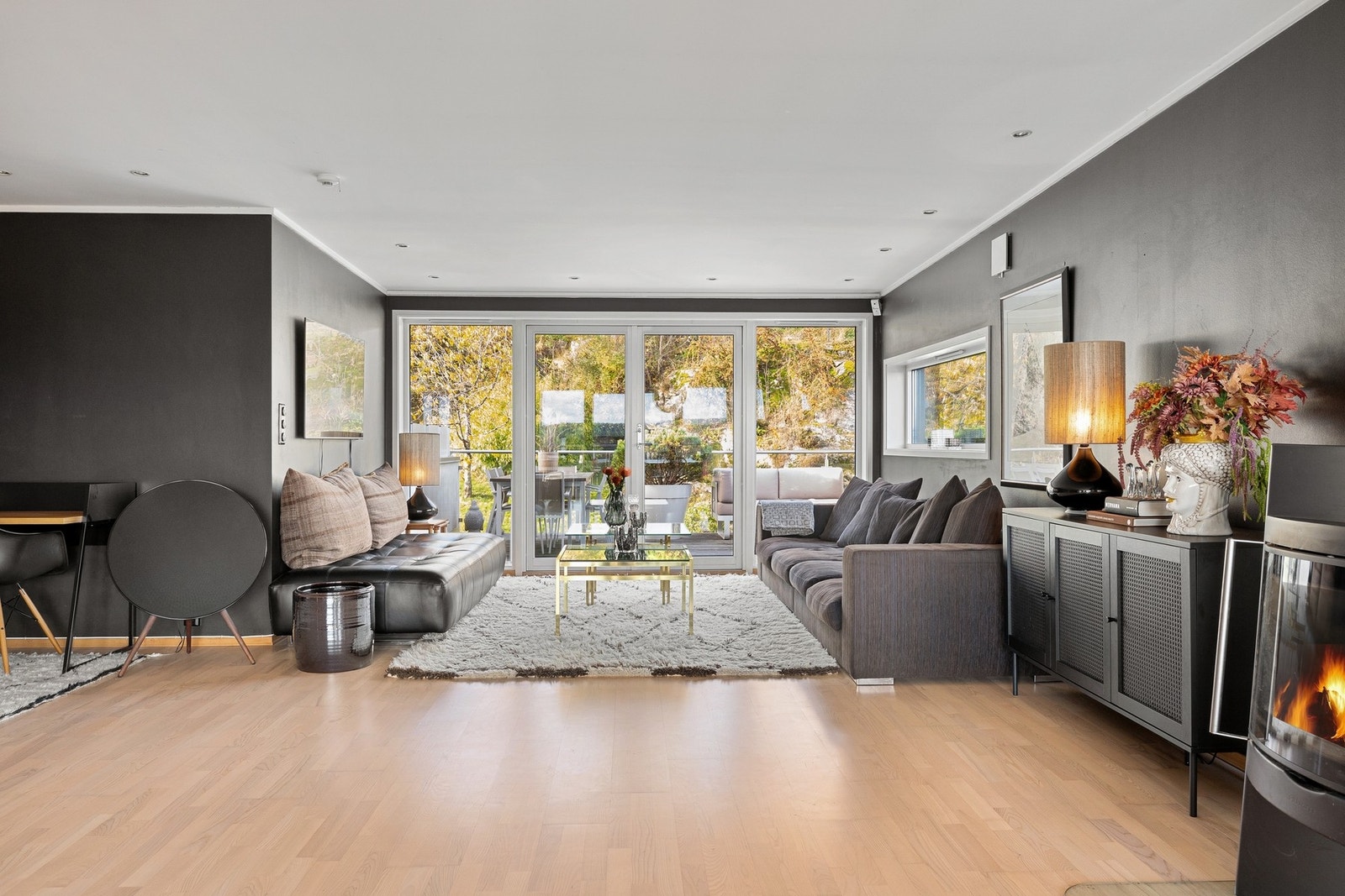 Fra stuedel er det utgang til takterrasse på ca. 22 m². over garasjedelen gjennom en to-fløyet terrassedør. Galleribilde