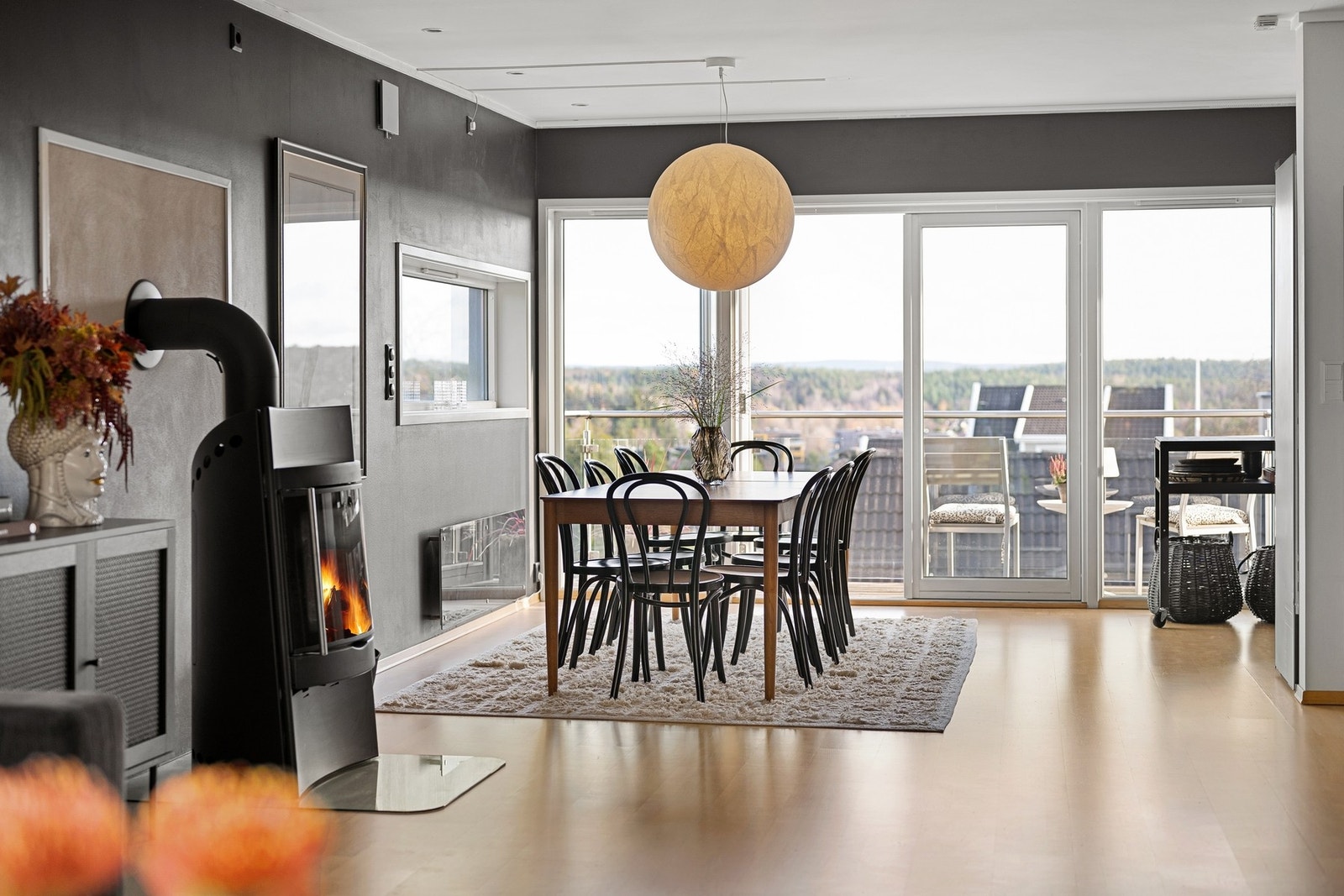 Åpen romløsning kombinert med store vinduer i begge himmelretninger og vinduer på gavlvegg gjør etasjen lys og luftig, Galleribilde