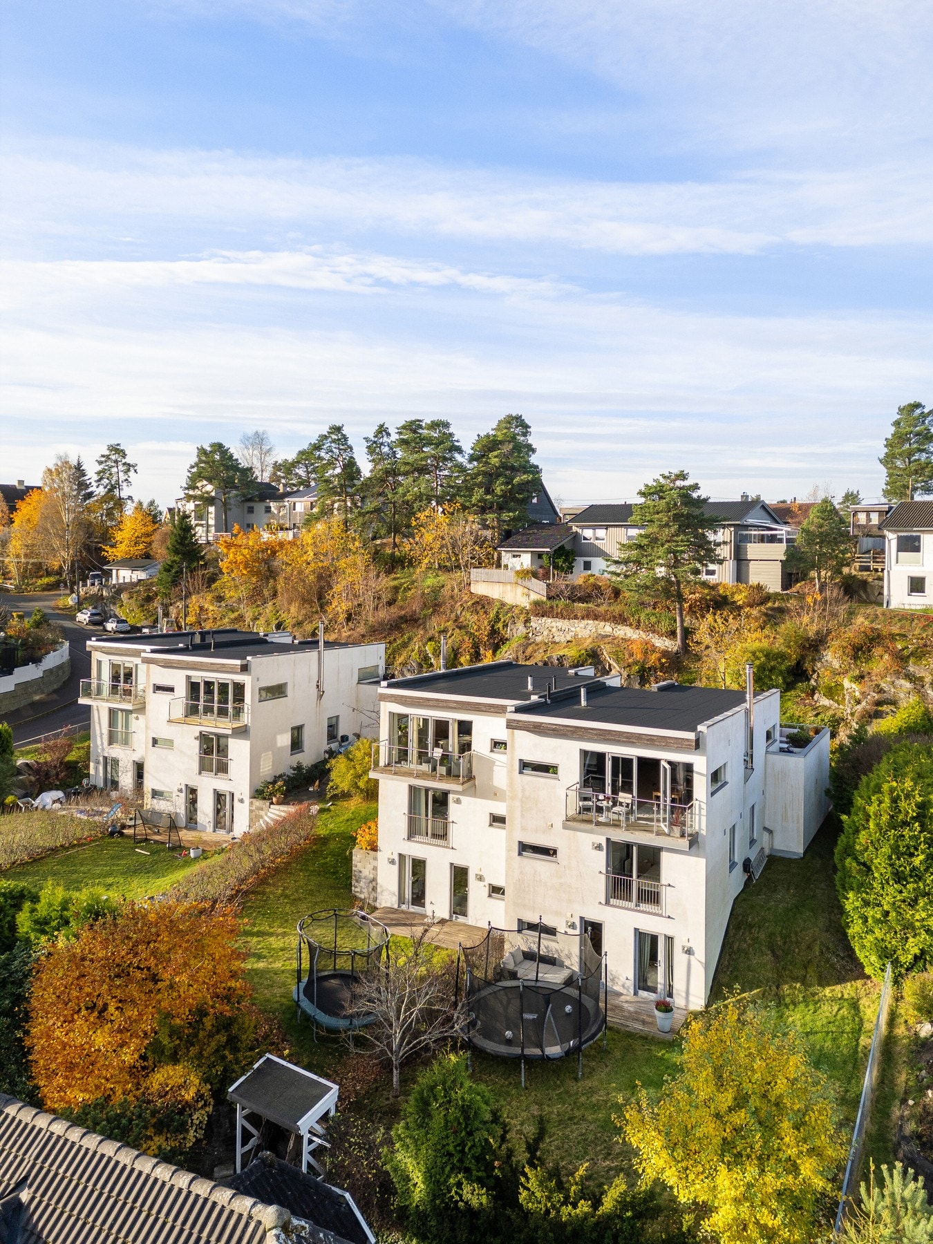 Husets moderne arkitektur gjenspeiler de seneste byggetrendene og har en familievennlig planløsning med ekstra god fleksibilitet over 3 plan som tilrettelegger godt for en aktiv familie. Galleribilde