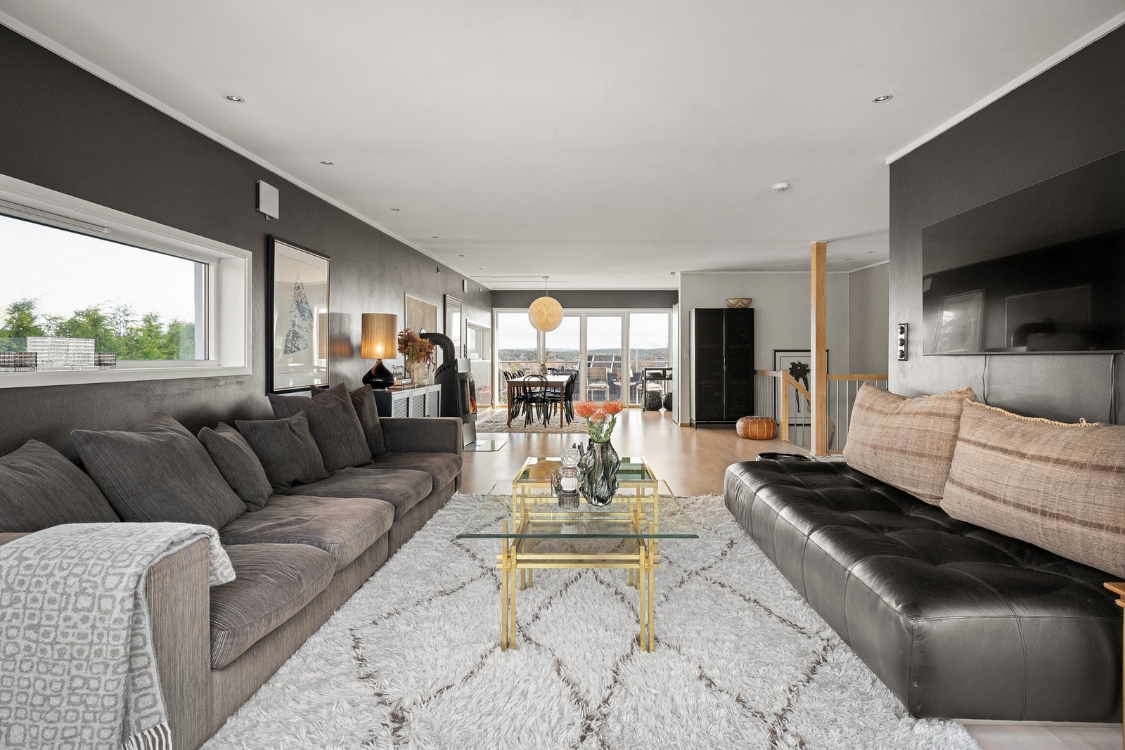 Stuen og kjøkkenet er samlet i en gjennomgående sosial sone på nærmere 60 kvadratmeter Galleribilde