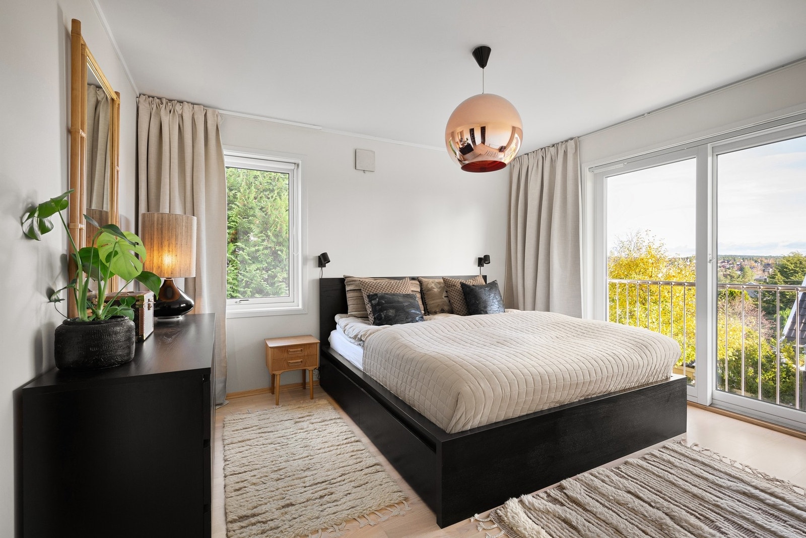 Husets 3 soverom er plassert med 2 soverom i 1. etasje og 1 soverom i underetasjen. Galleribilde