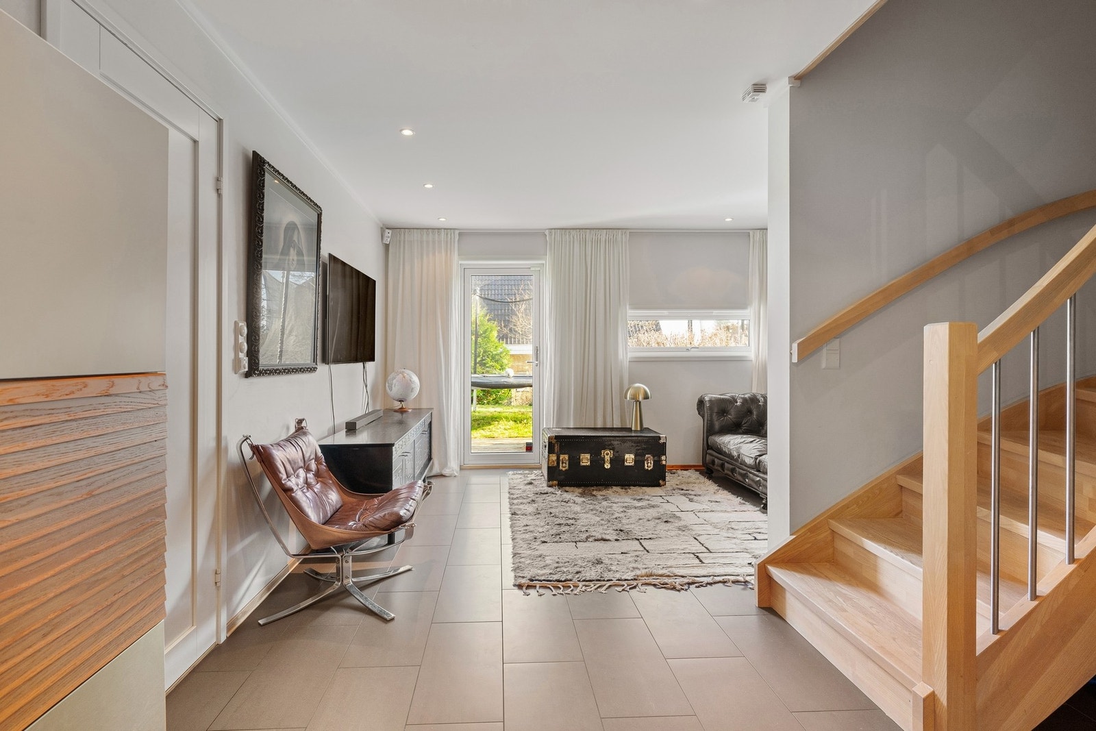 I underetasjen er det ytterligere en stue som blir et perfekt sted for barnas lek og moro i kombinasjon som en dedikert TV-stue. Galleribilde