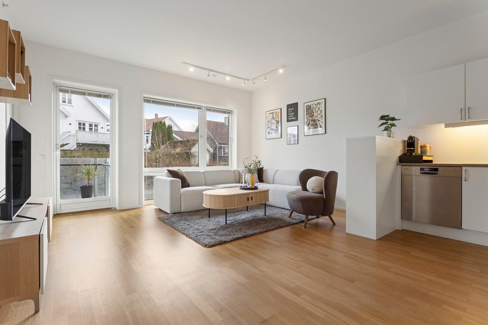 Lekker leilighet med gjennomgående moderne standard. Her har du muligheten til å sikre deg en flott leilighet i et veletablert borettslag, med enkel tilgang til Tastasenteret, SATS, helsestasjon, dagligvarebutikker, gode kollektivtilbud m.m. Galleribilde