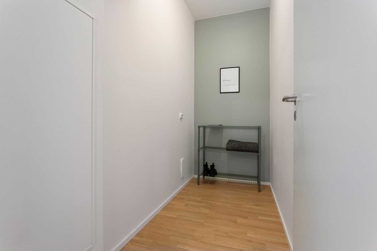 "Walk-in" med muligheter for å innrede med hylle-seksjoner. Galleribilde