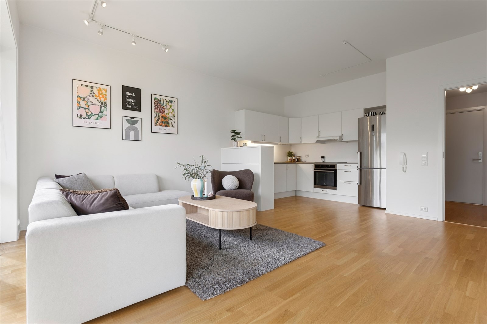 Stuen imponerer med ekstra god takhøyde, som skaper en luftig og romslig atmosfære. Kjøkkenet, er praktisk plassert i en åpen løsning uten at det skal gå utover møbleringen til sofagruppen og spisebordet. Galleribilde