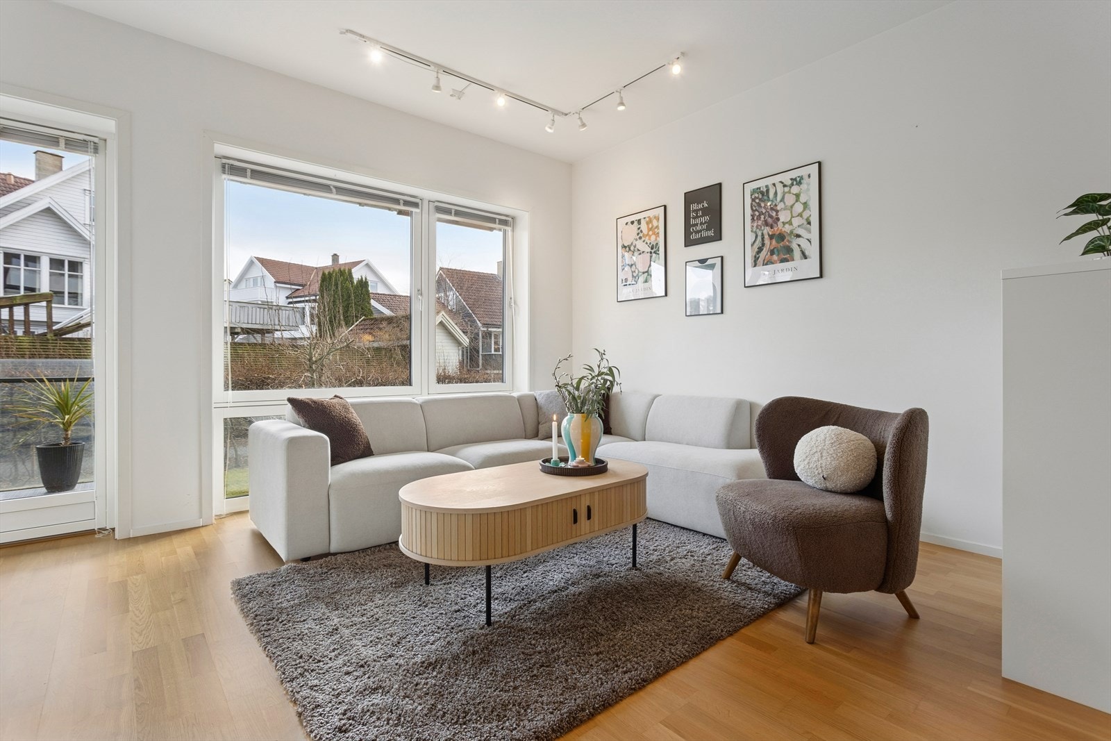 Stuen er enkel å innrede, med god plass til både spiseområde rett ved kjøkkenet, samt en større sofagruppe. Herfra er det utgang til en romslig balkong. Her har du god plass til gjester. Galleribilde