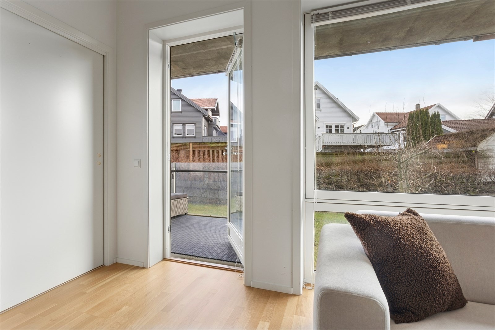 Store vindusflater fra stuen leder ut til en romslig, koselig balkong. Galleribilde