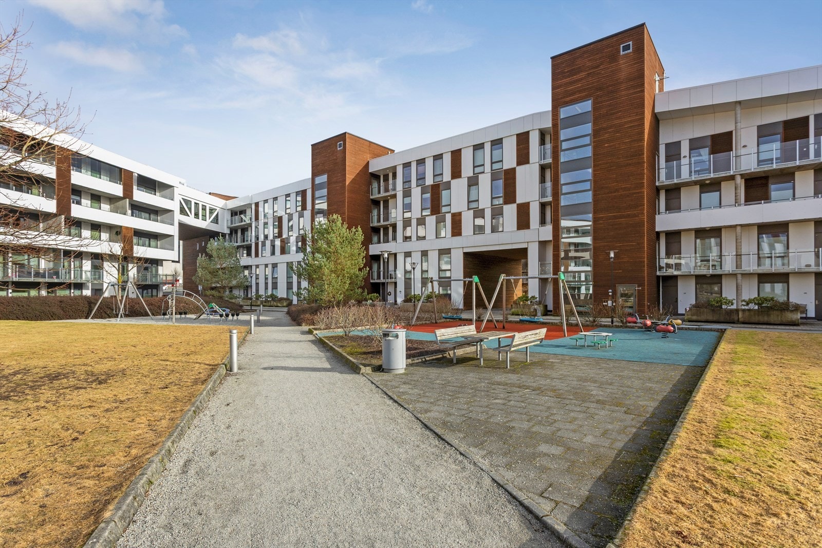 Tastatunet 8 er lokalisert på Tasta, like ved Tastasenteret (Alti Tasta). Senteret har flere butikker, kafeer, Vinmonopol, treningssenteret SATS, helsestasjon, legesenter, apotek m.m. Galleribilde