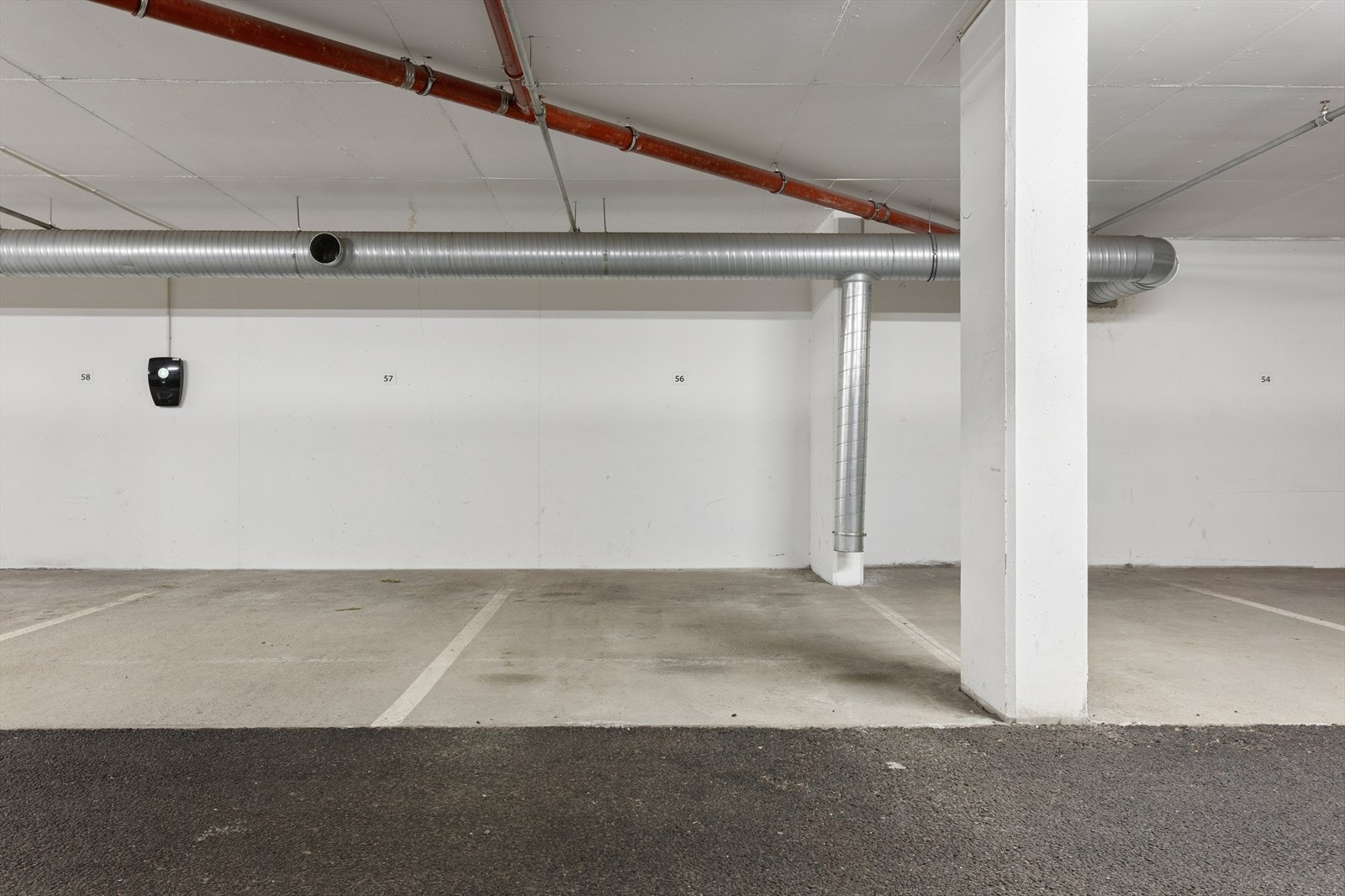 Fast parkering i lukket anlegg. Muligheter for å installere el-lader. Galleribilde