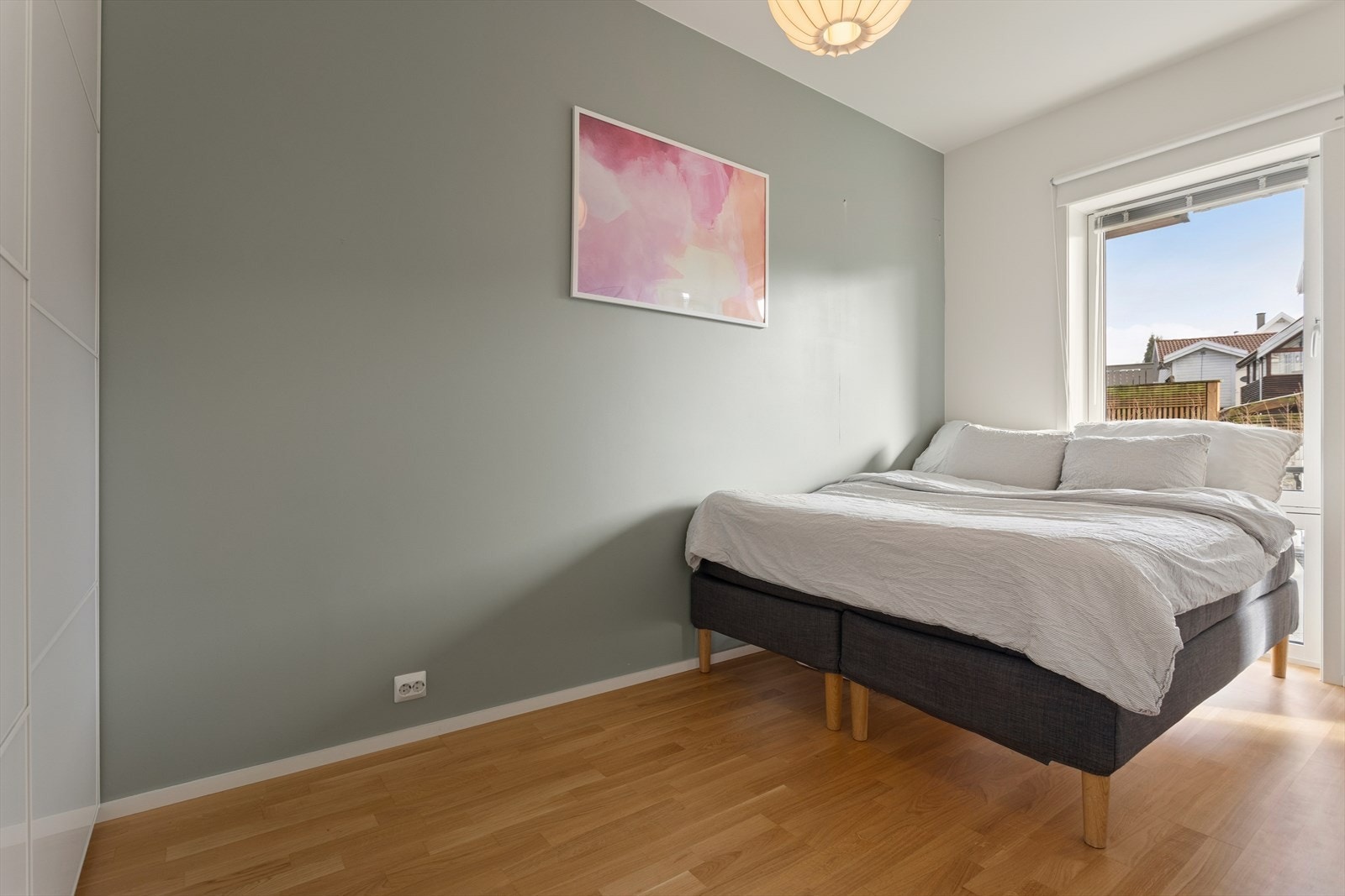 Soverommet er romslig med god takhøyde og plass til dobbeltseng og garderobeskap/kommode. Galleribilde