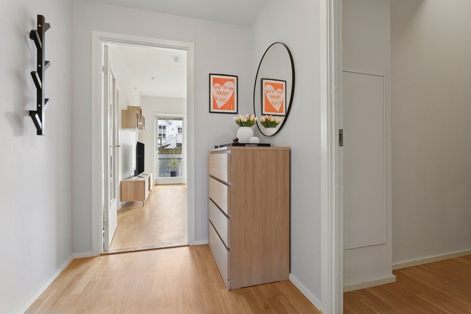 Romslig, lyst inngangsparti med gode muligheter for oppheng av yttertøy. I tillegg finnes det en egen "walk-in" rett ved inngangspartiet med ekstra oppbevaringsplass. Galleribilde