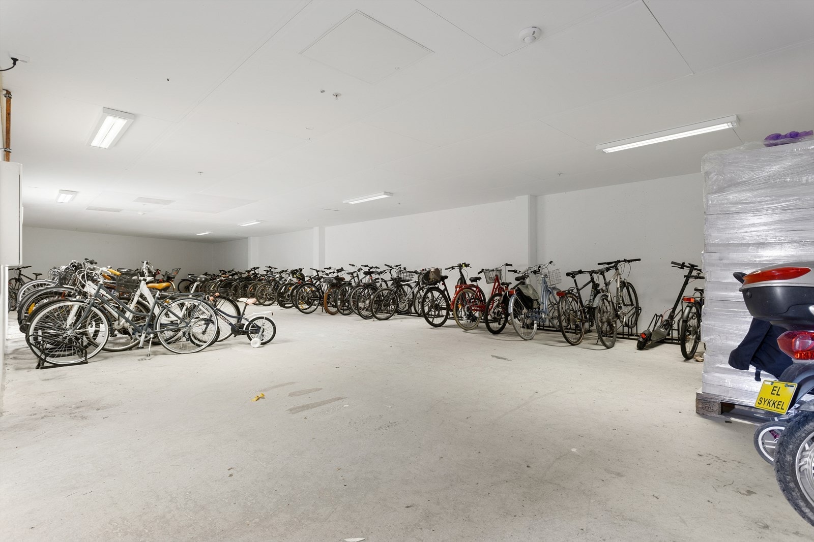 I tillegg finnes det felles sykkelparkering og hybel som kan leies av andelseierne. Perfekt når gjester kommer på besøk. Galleribilde