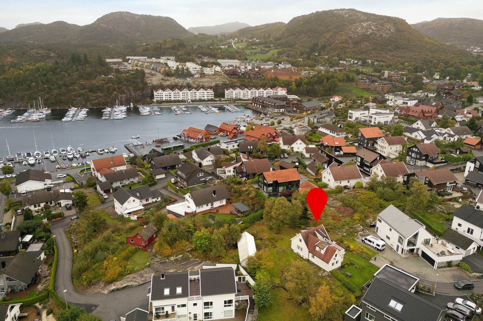 Eneboligen ligger i et hyggelig og barnevennlig boligområde i Hommersåk med umiddelbar nærhet til sjøen. Galleribilde